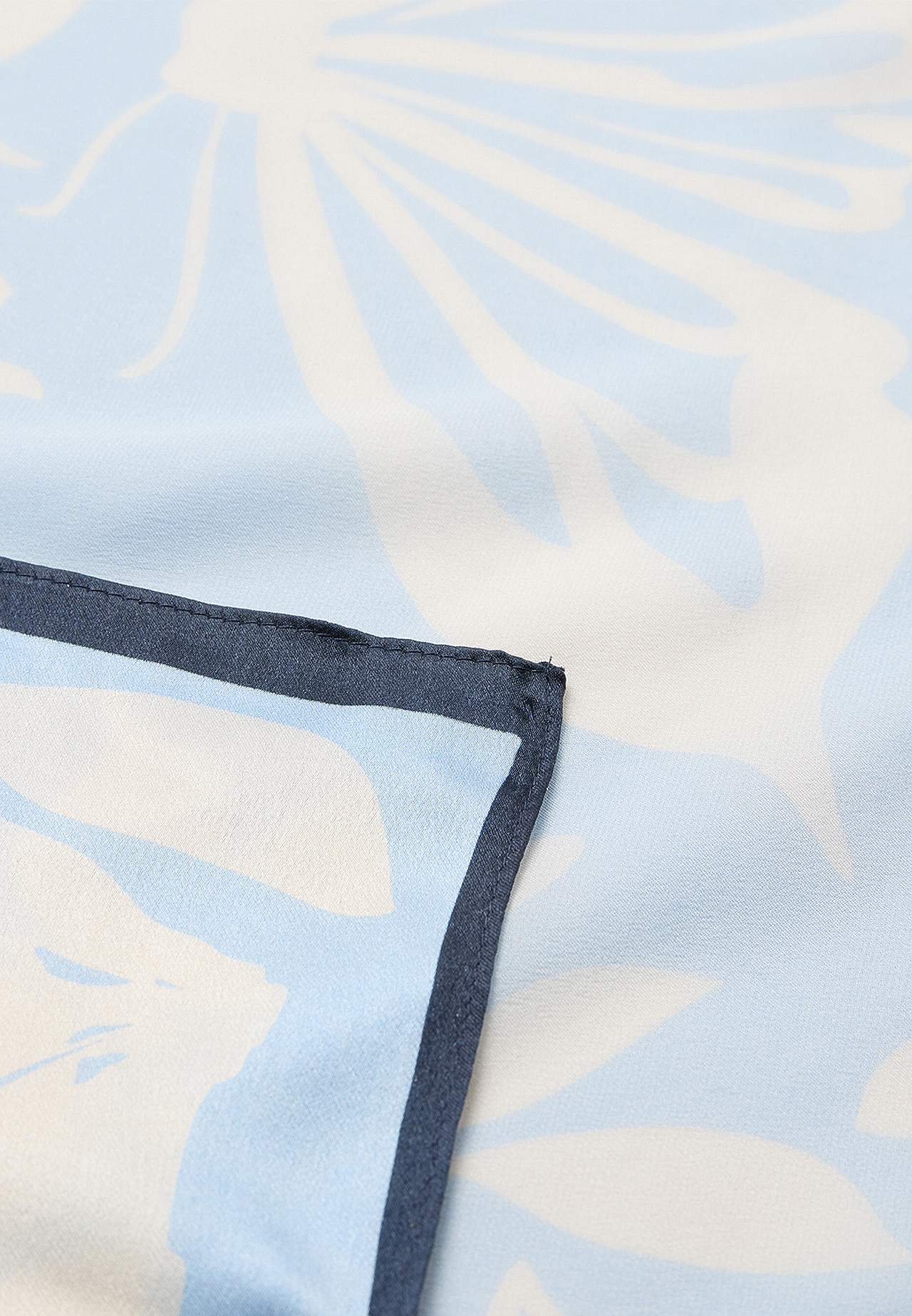 Kuviollinen silkkihuivi