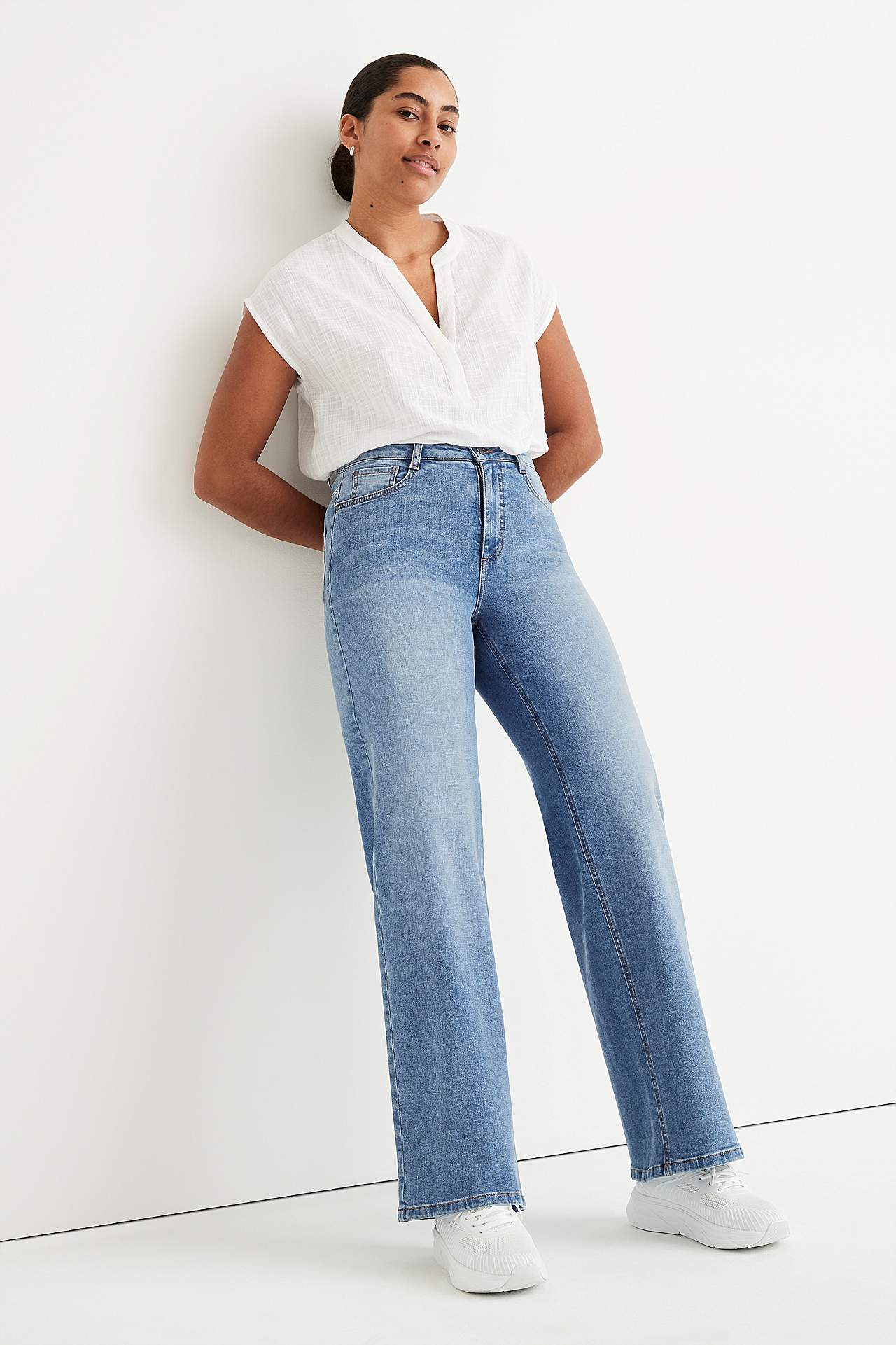 Leveät farkut korkealla vyötäröllä