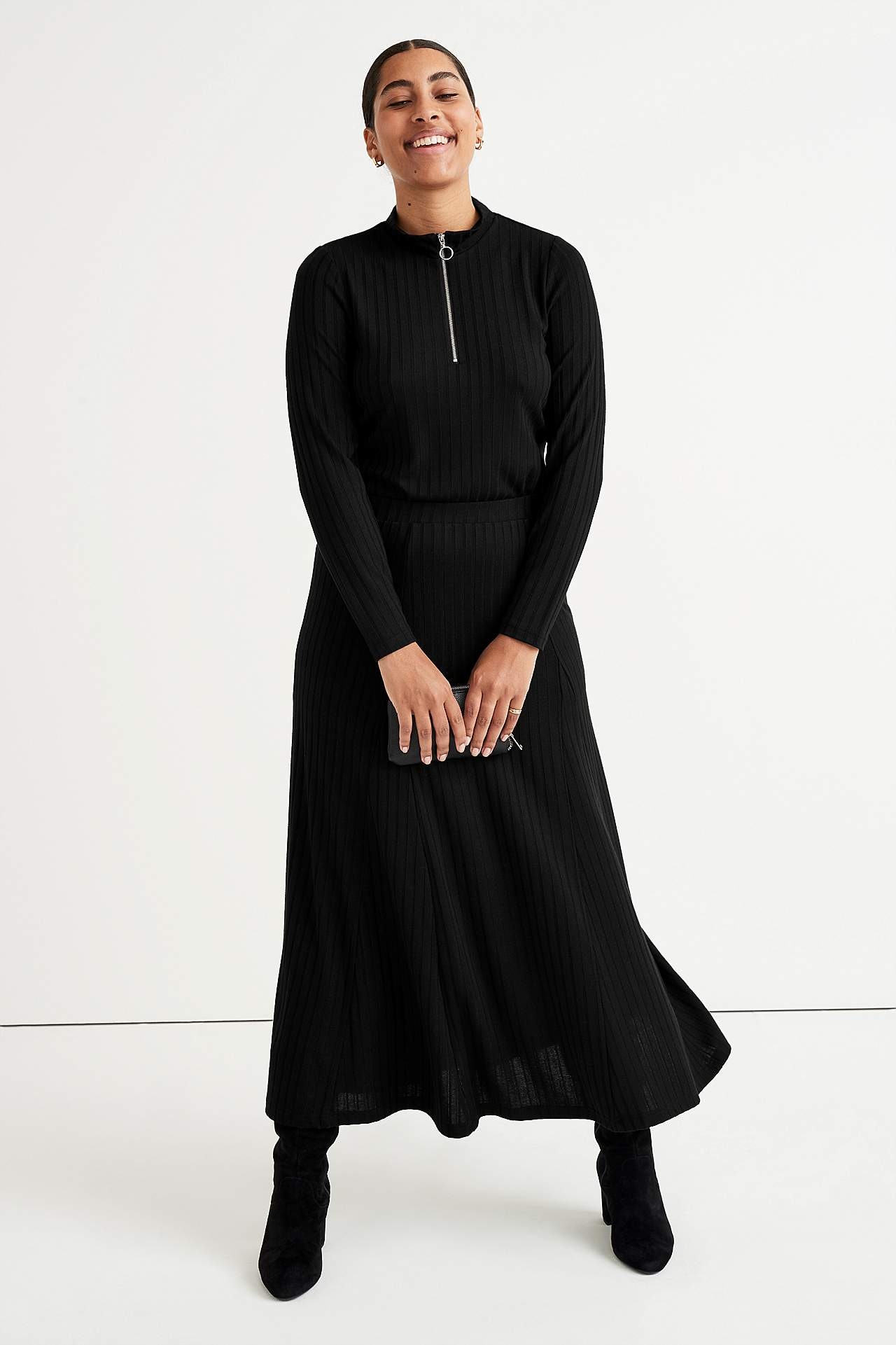 Ribattu tunikatoppi vetoketjulla ja pystykauluksella