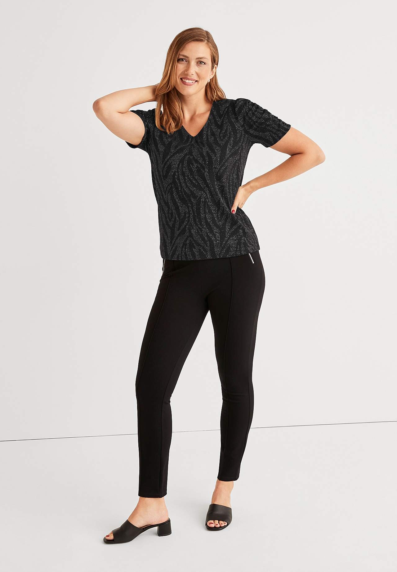 Kimalteleva juhlatoppi poimutetuilla hihoilla