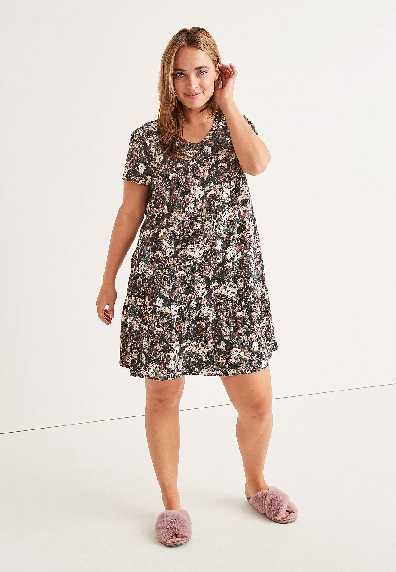 Kuviollinen yöpaita leveällä röyhelöllä