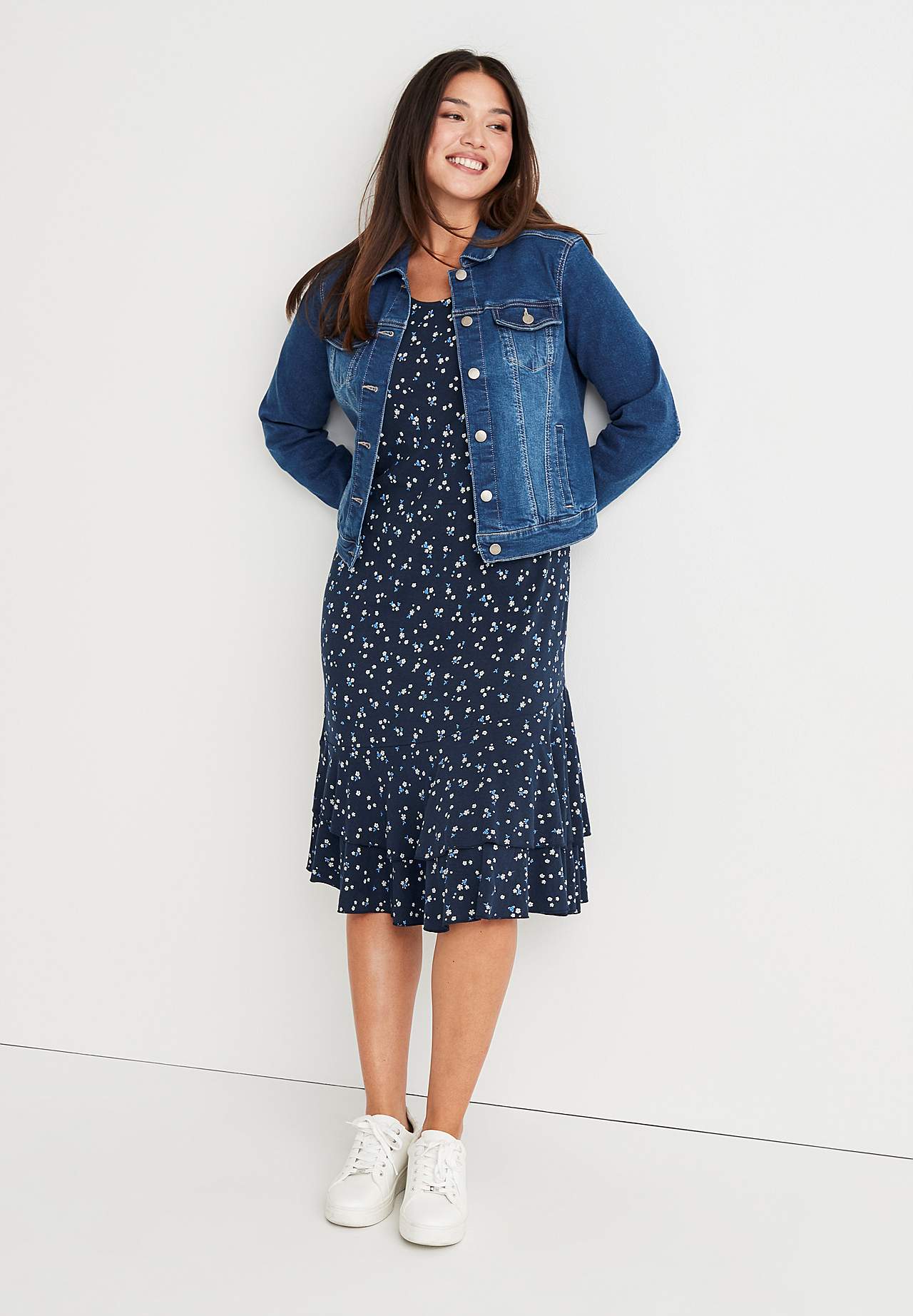 Kuviollinen trikoomekko röyhelöillä