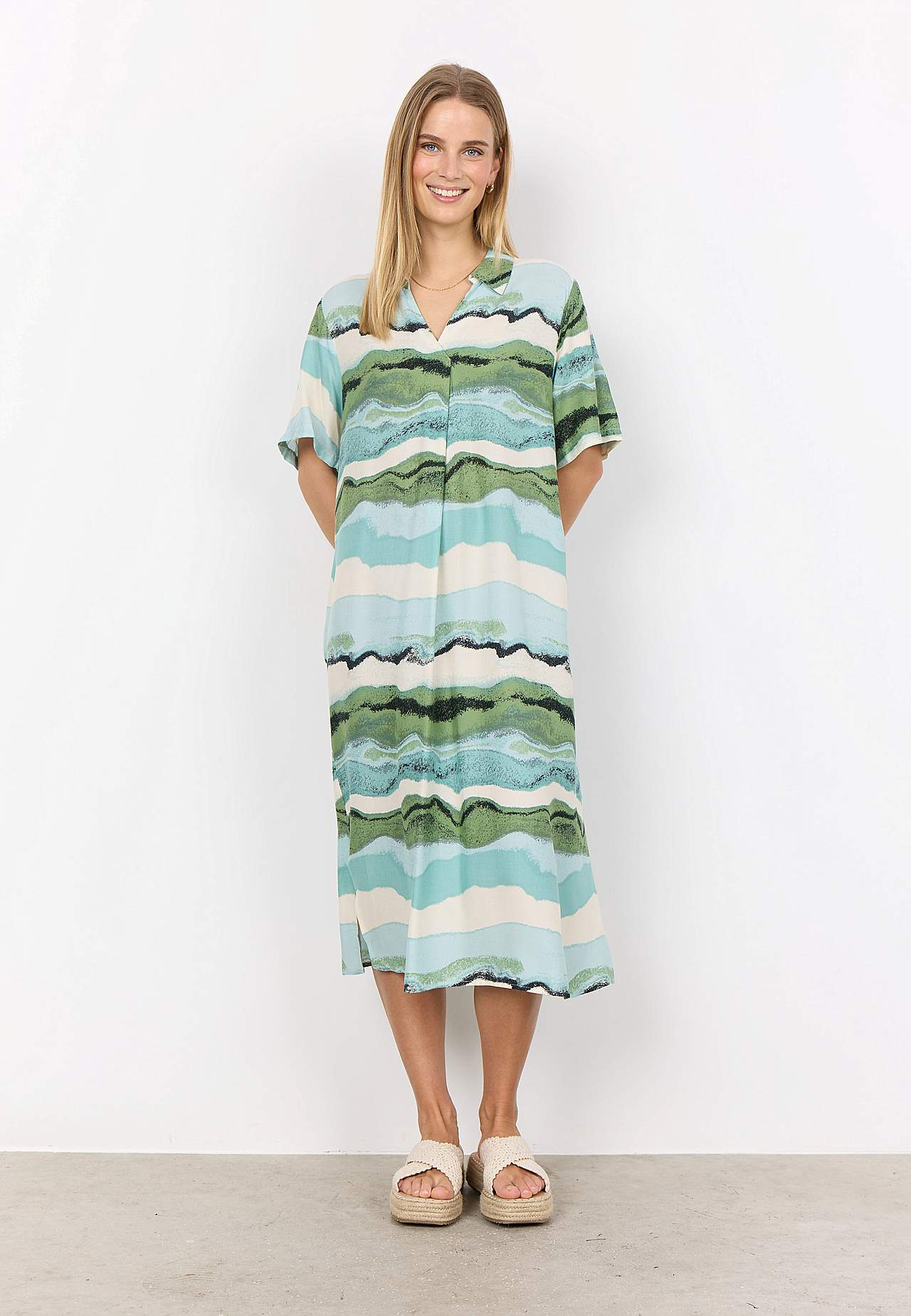 Kuviollinen mekko paidan kauluksella