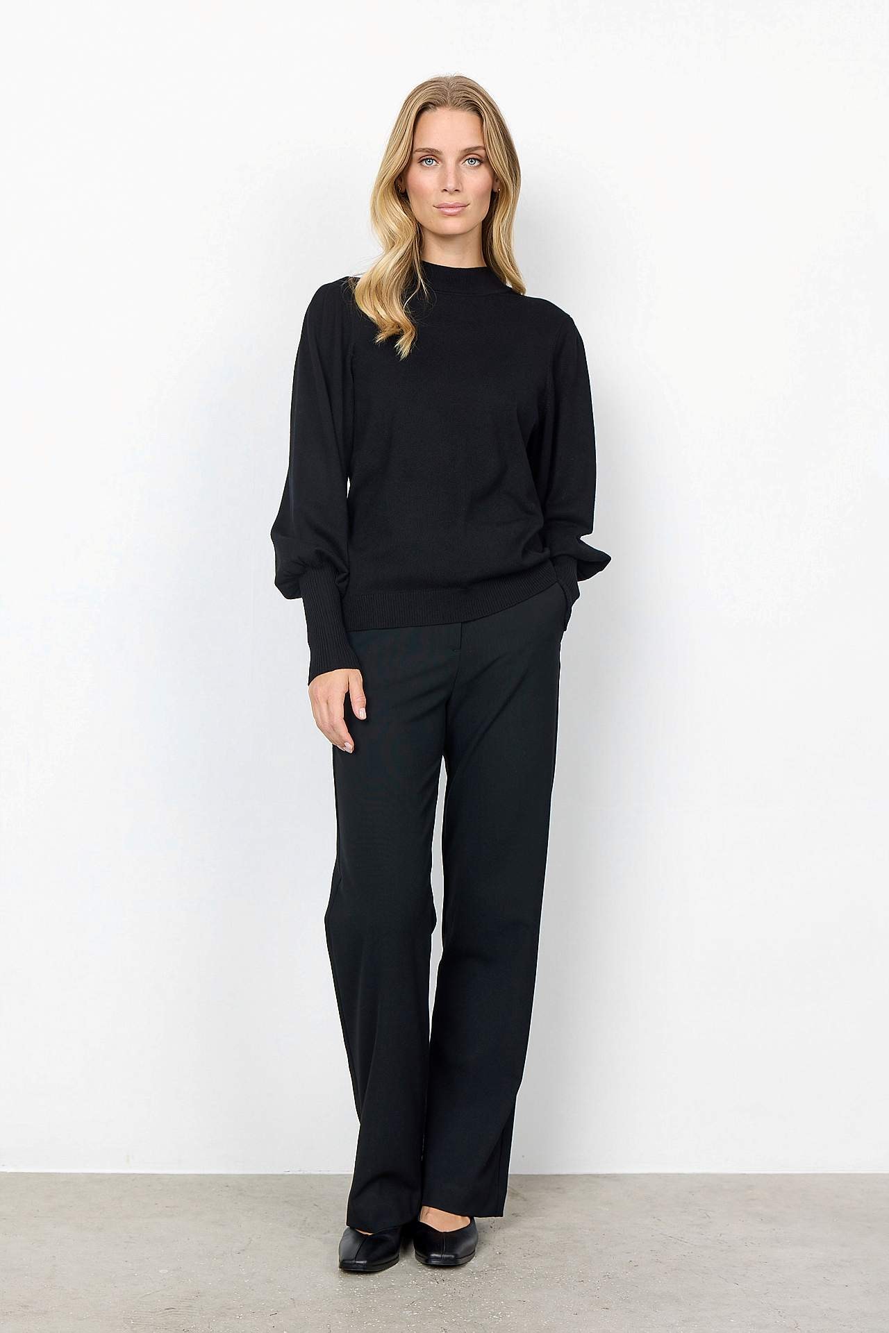 Tiheäsilmukkainen neule puolipoolokauluksella