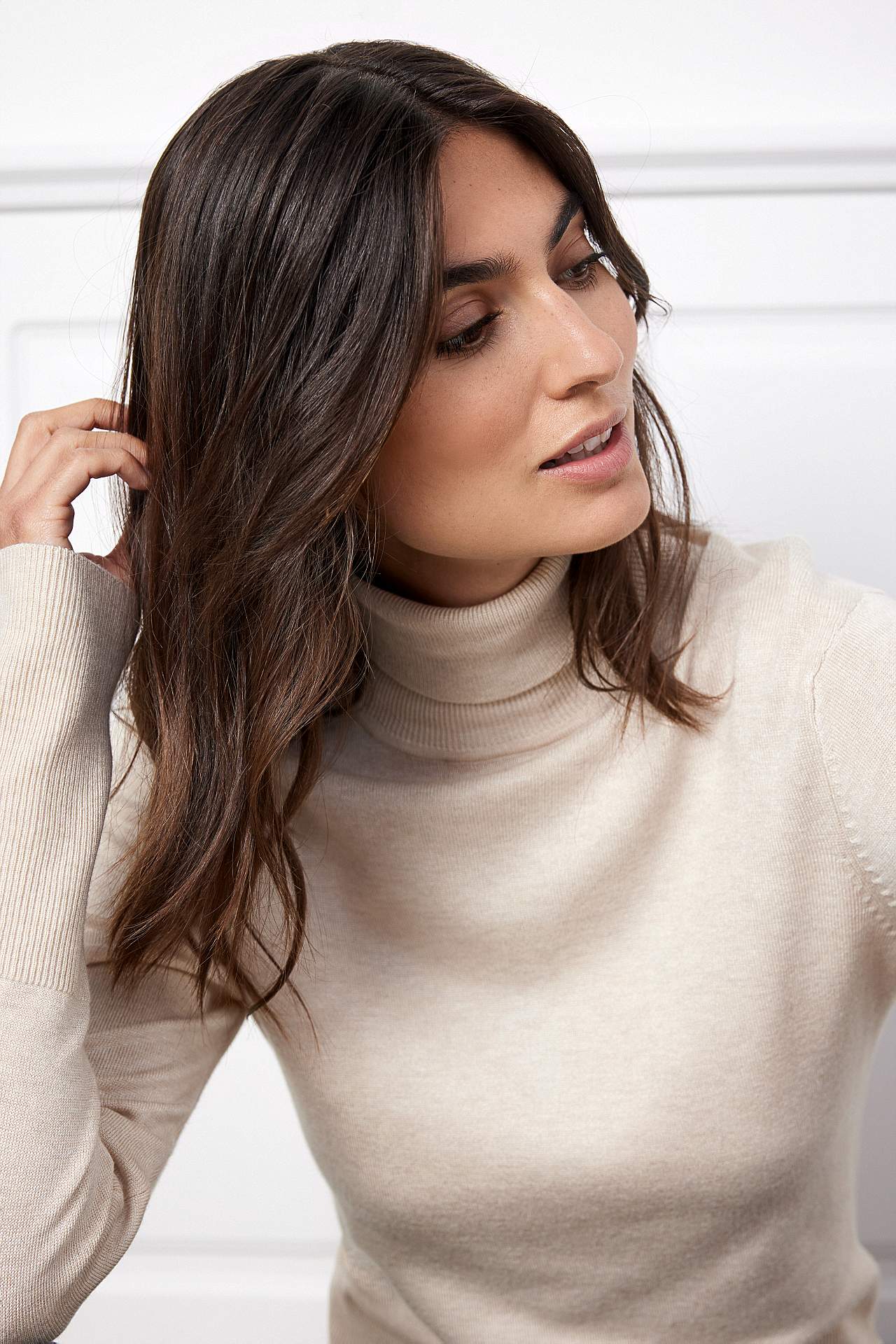 Tiheäsilmukkainen neule korkealla poolokauluksella