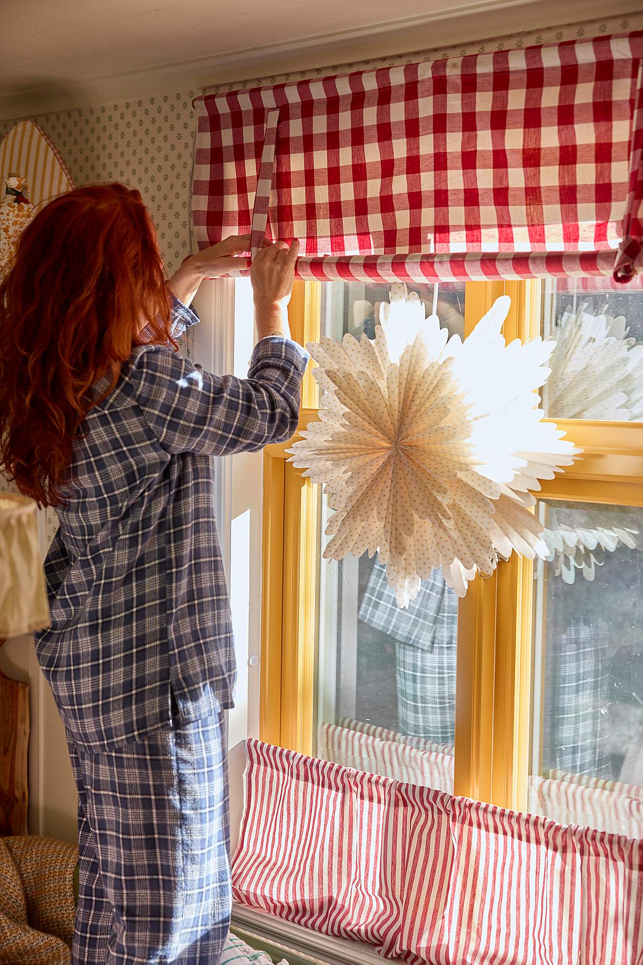 Kudottu, ruudullinen laskosverho