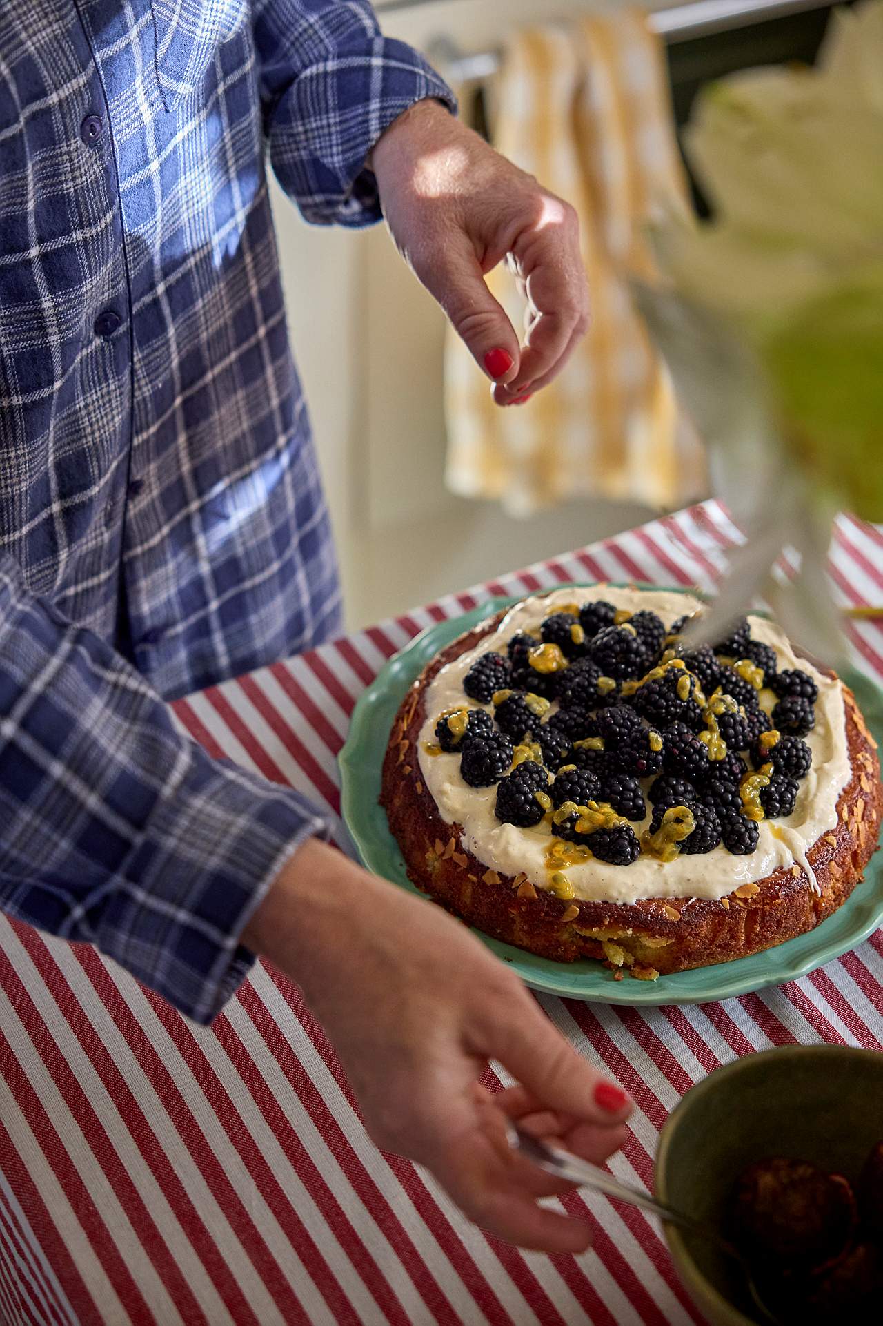 Kudottu, raidallinen pöytäliina
