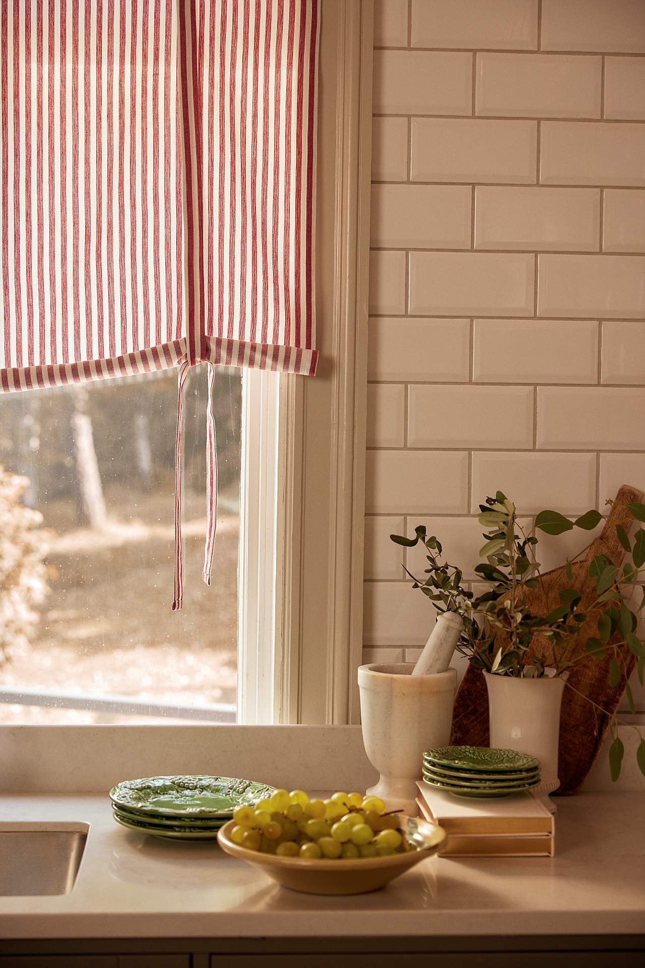 Kudottu, raidallinen laskosverho