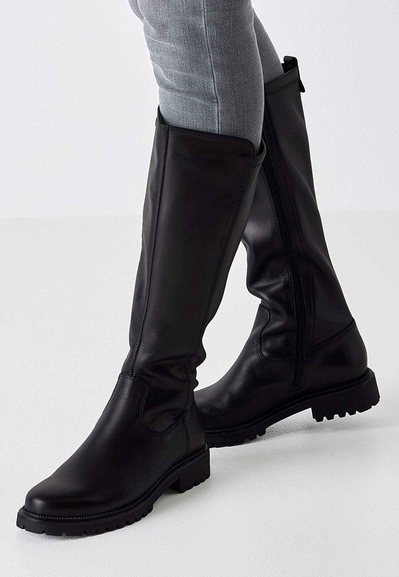 Nahkasaapas leveällä varrenleveydellä