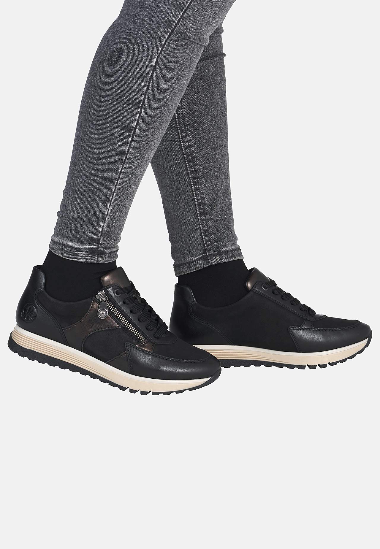 Mukavat tennarit nahasta