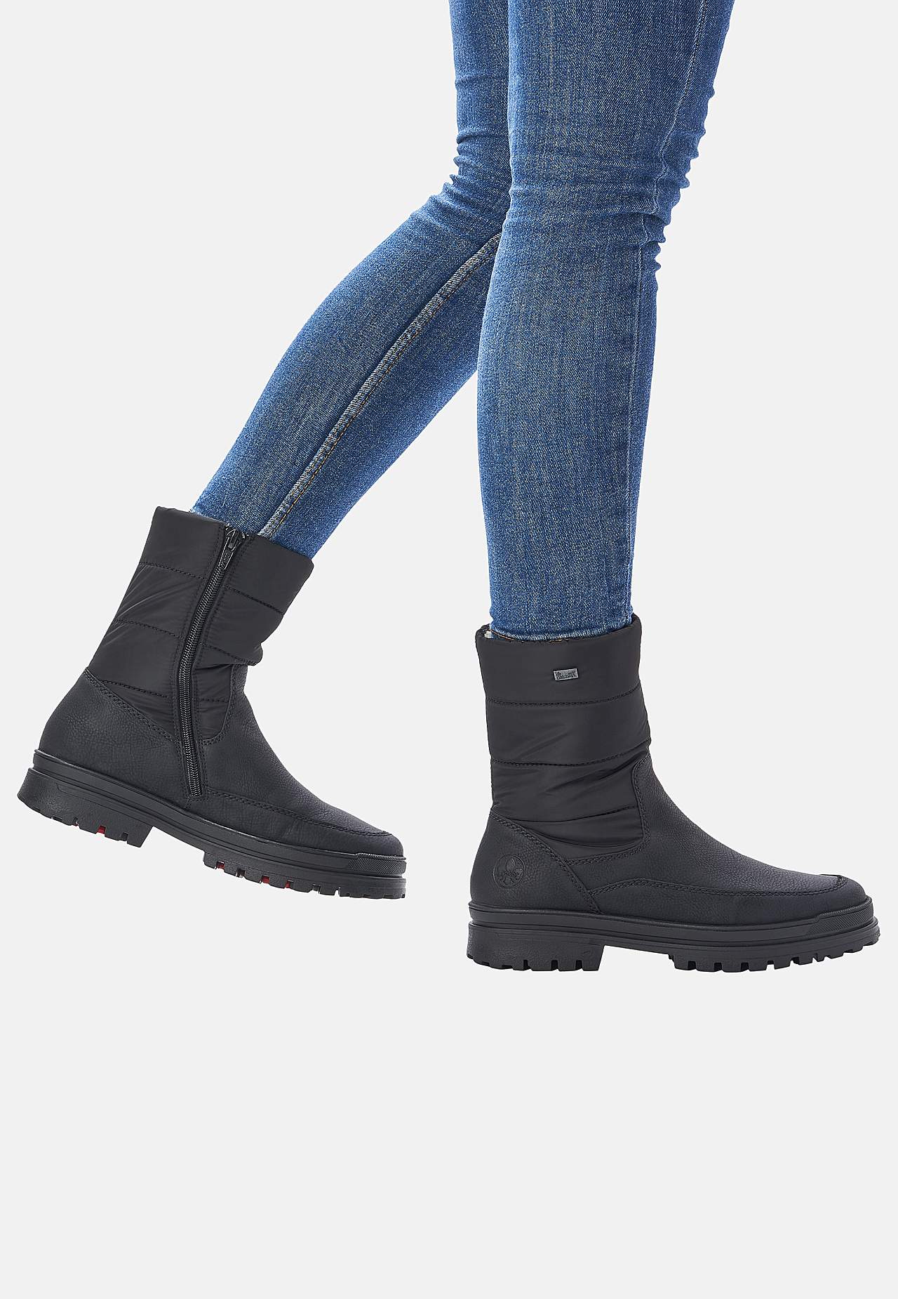 Vuorattu varsikenkä sisäänvedettävillä jääkengillä