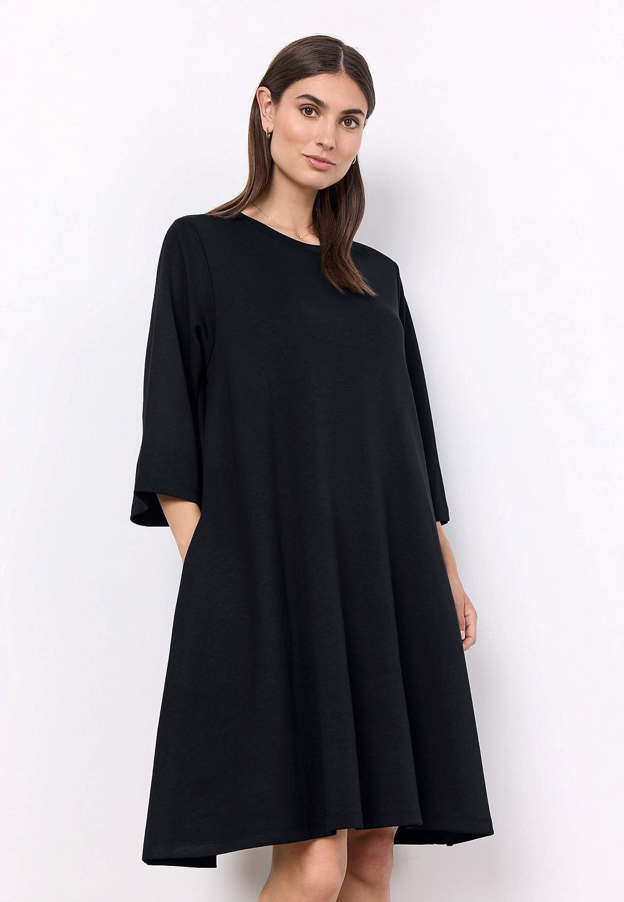 Hyvin pehmeä trikoomekko taskuilla