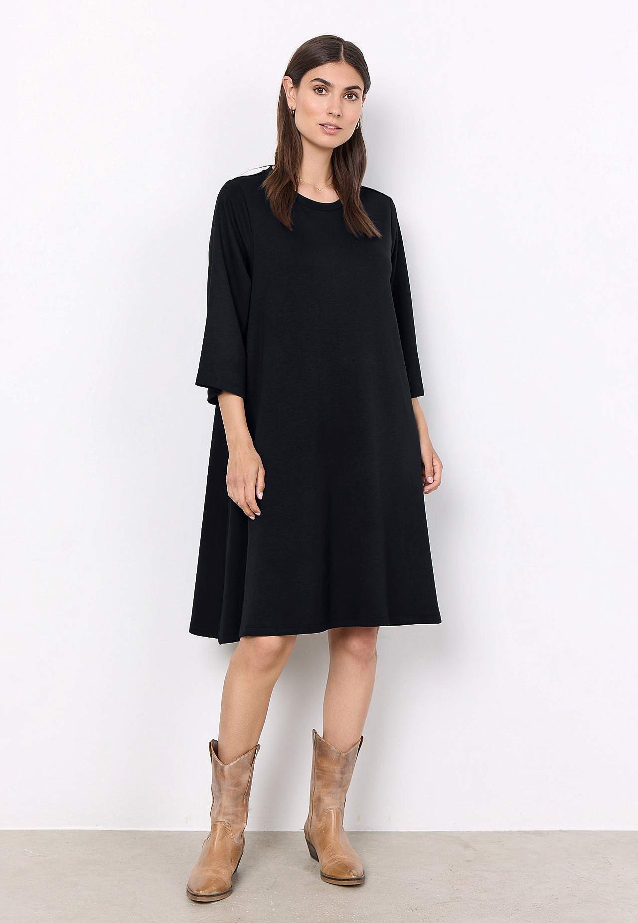 Hyvin pehmeä trikoomekko taskuilla