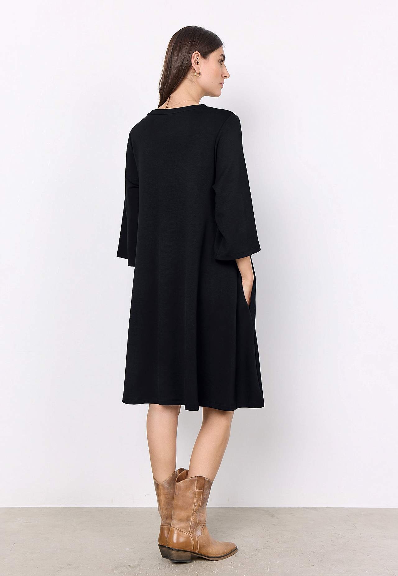 Hyvin pehmeä trikoomekko taskuilla