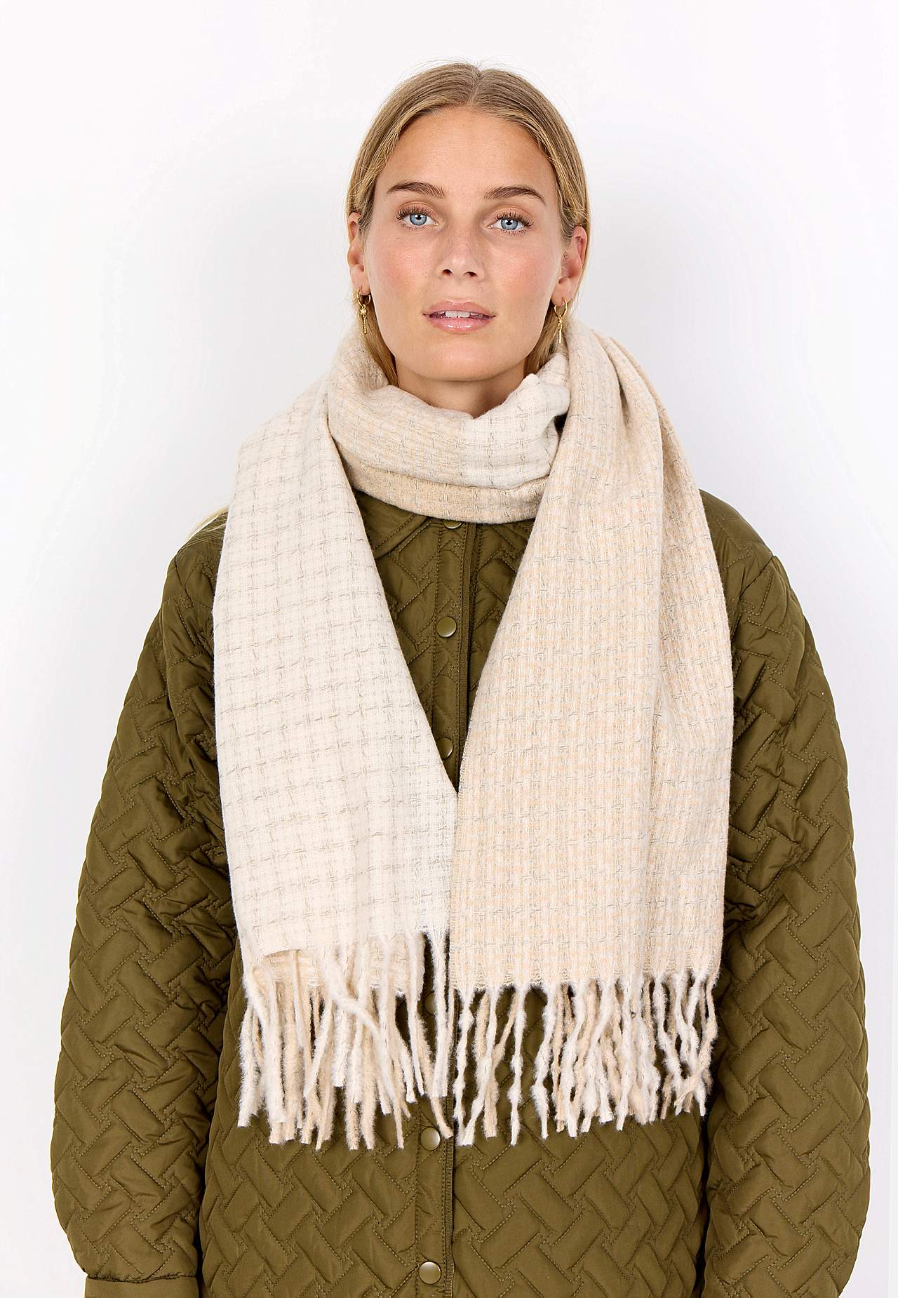 Neulottu huivi hapsuilla