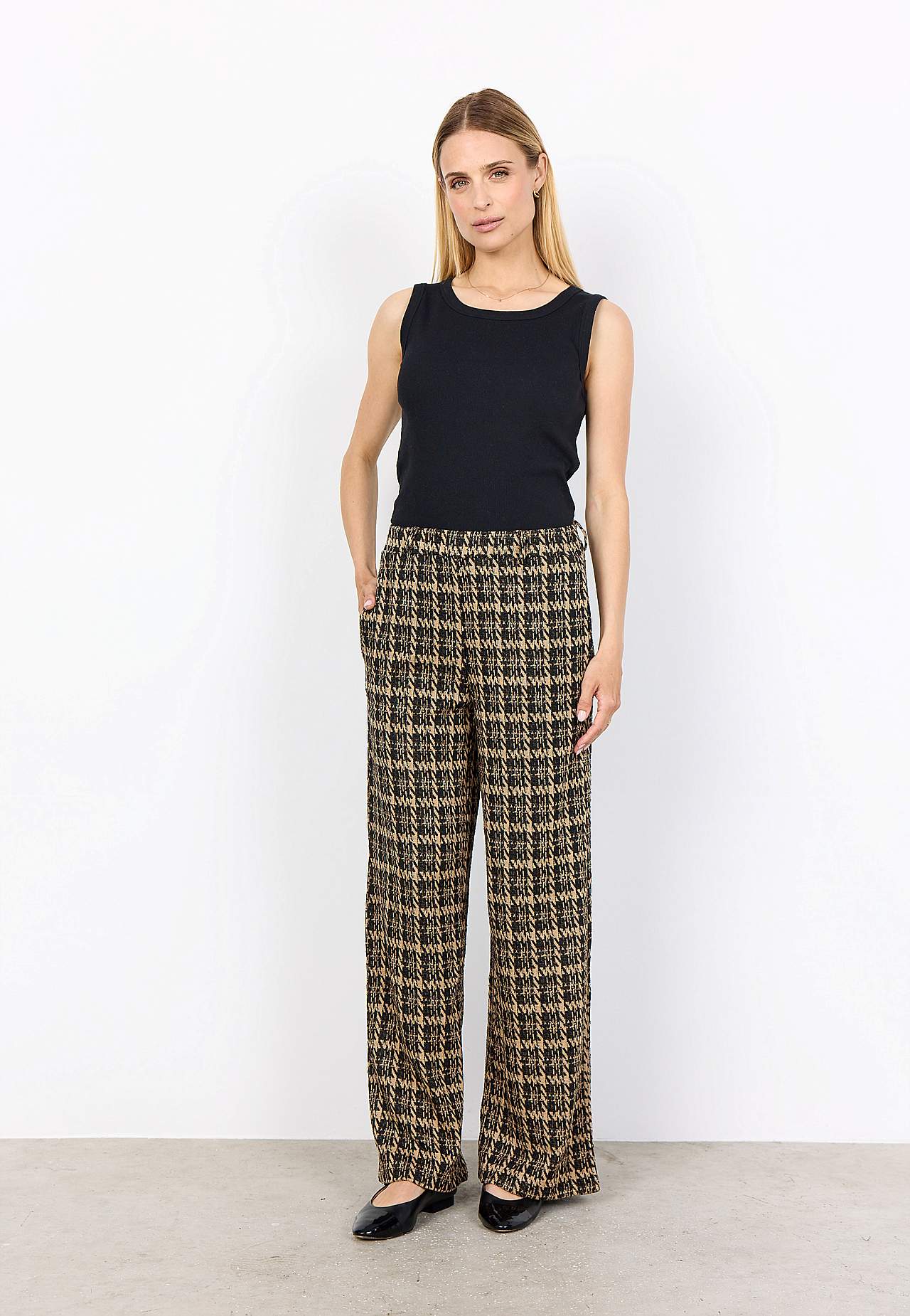 Trikoohousut taskuilla