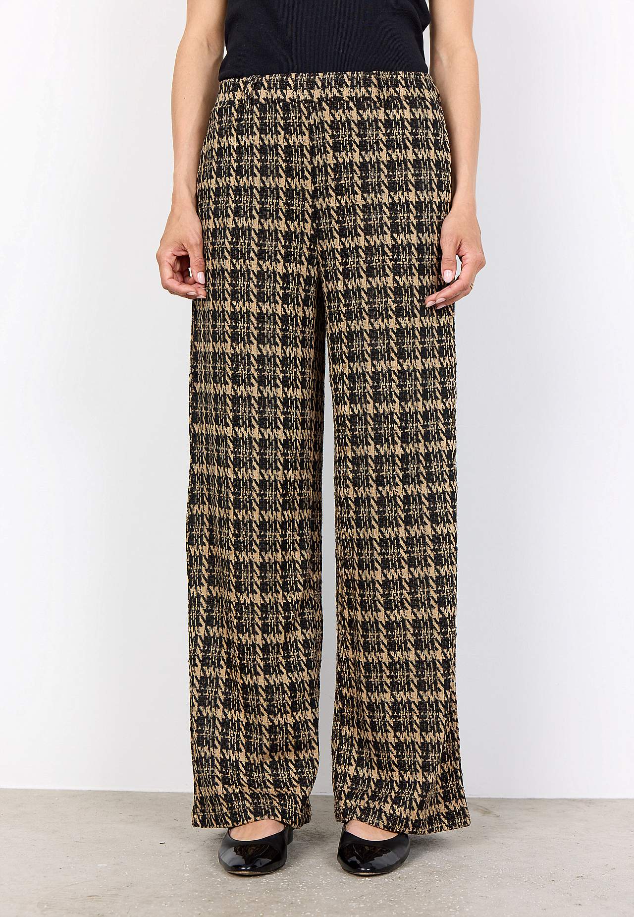 Trikoohousut taskuilla