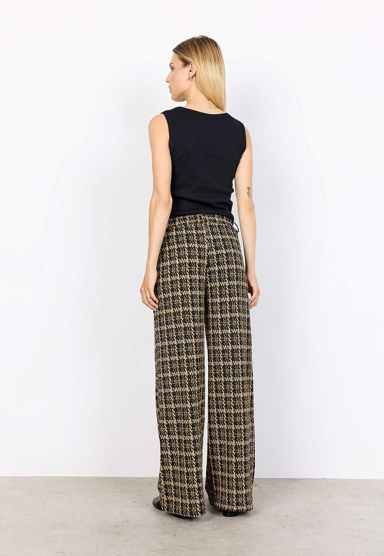 Trikoohousut taskuilla