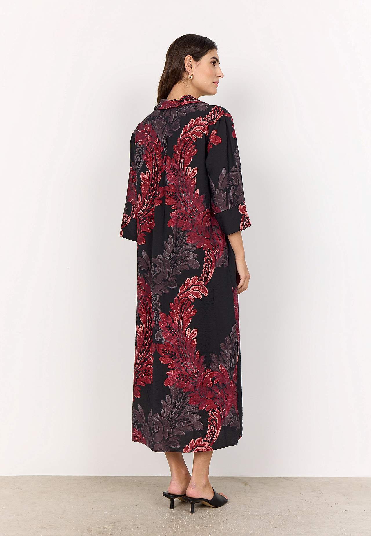 Kudottu, kuviollinen mekko