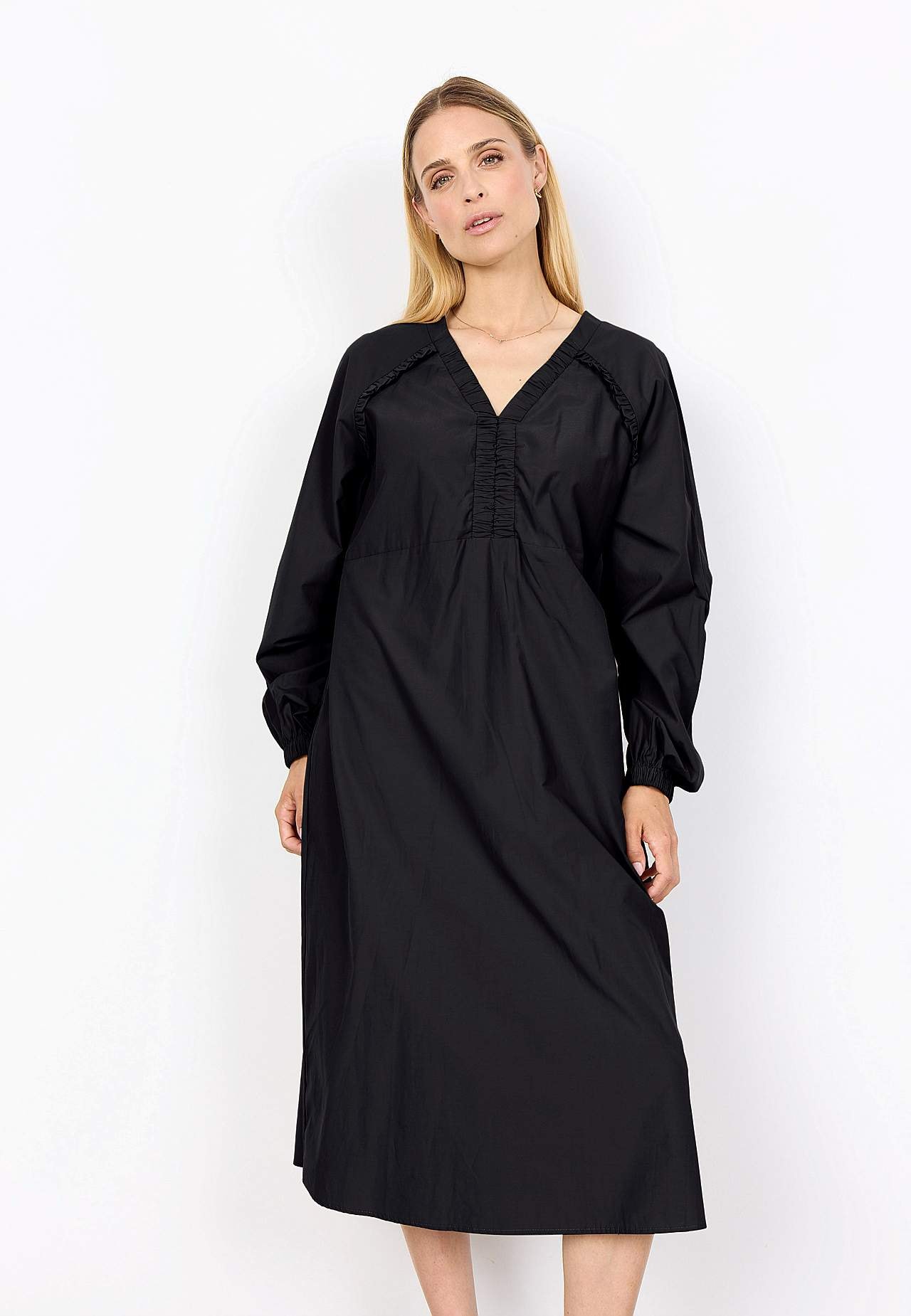 Kudottu mekko popliinista