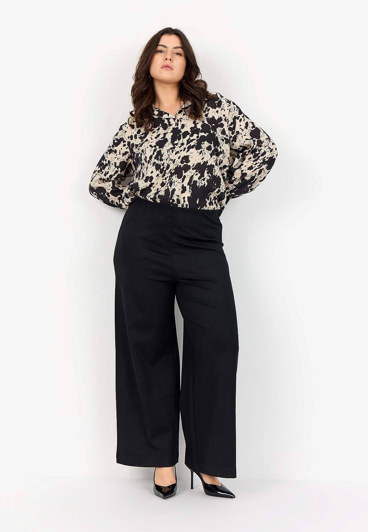 Joustavat, tyylikkäät housut leveällä lahkeella