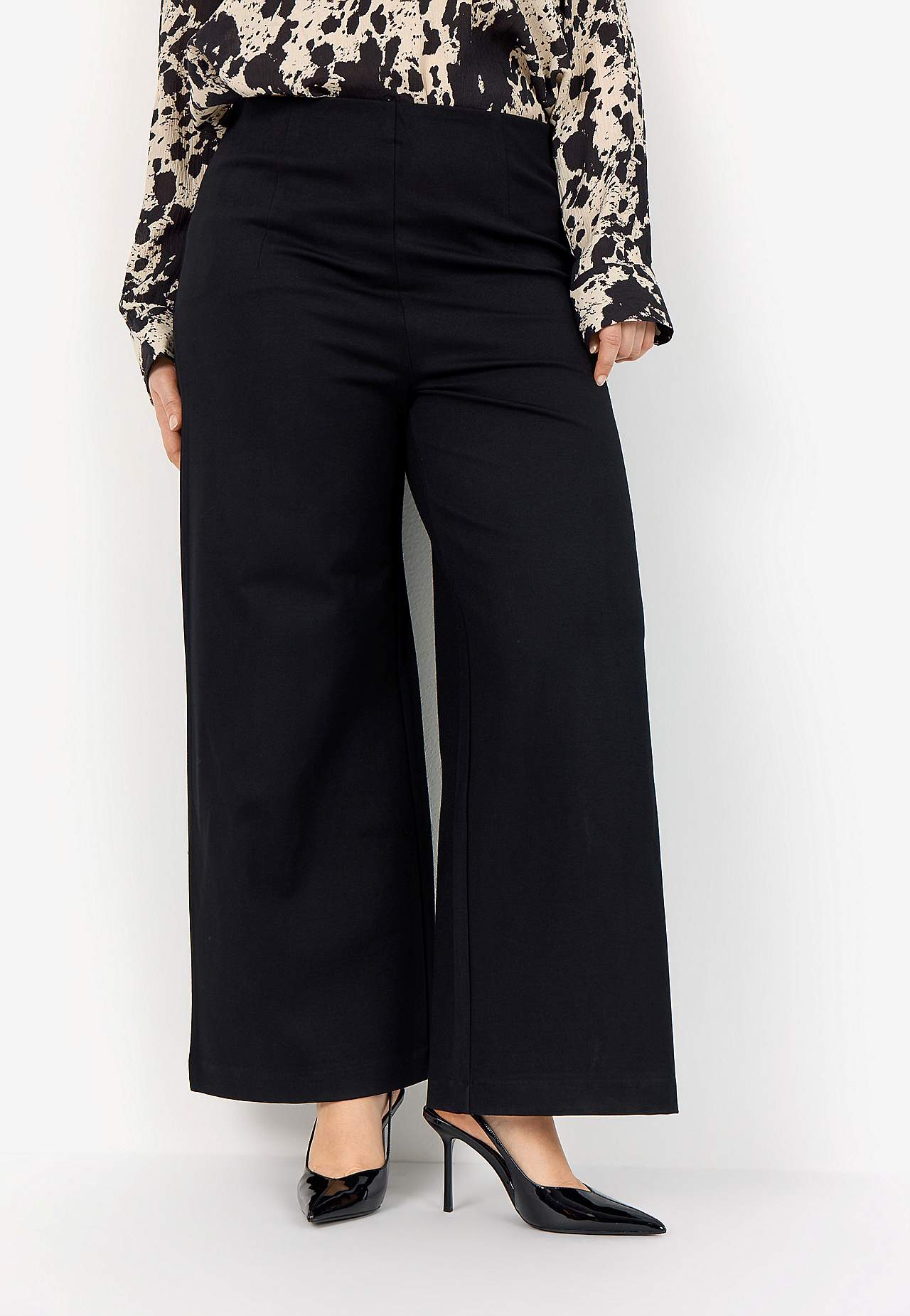 Joustavat, tyylikkäät housut leveällä lahkeella