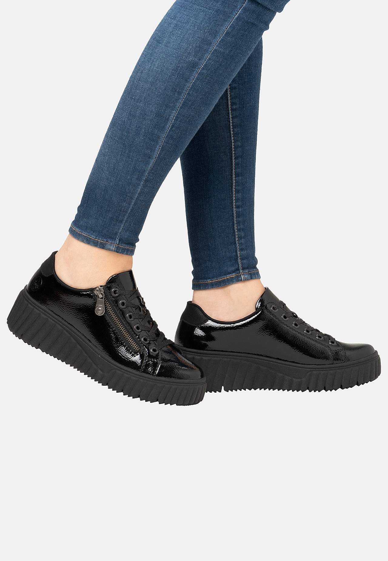 Patentoidut tennarit nahasta