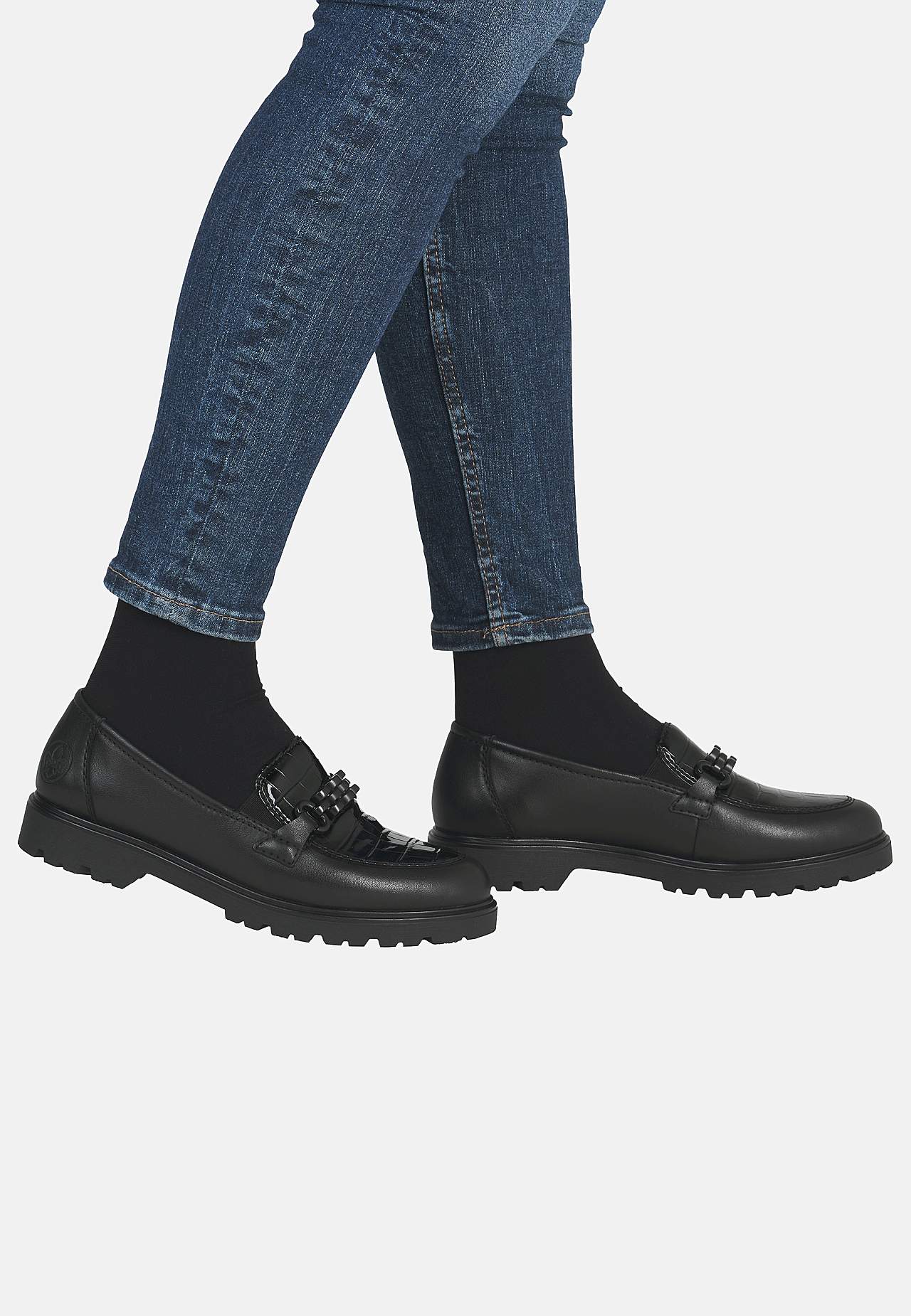 Loaferi mustalla metallikiinnikkeellä