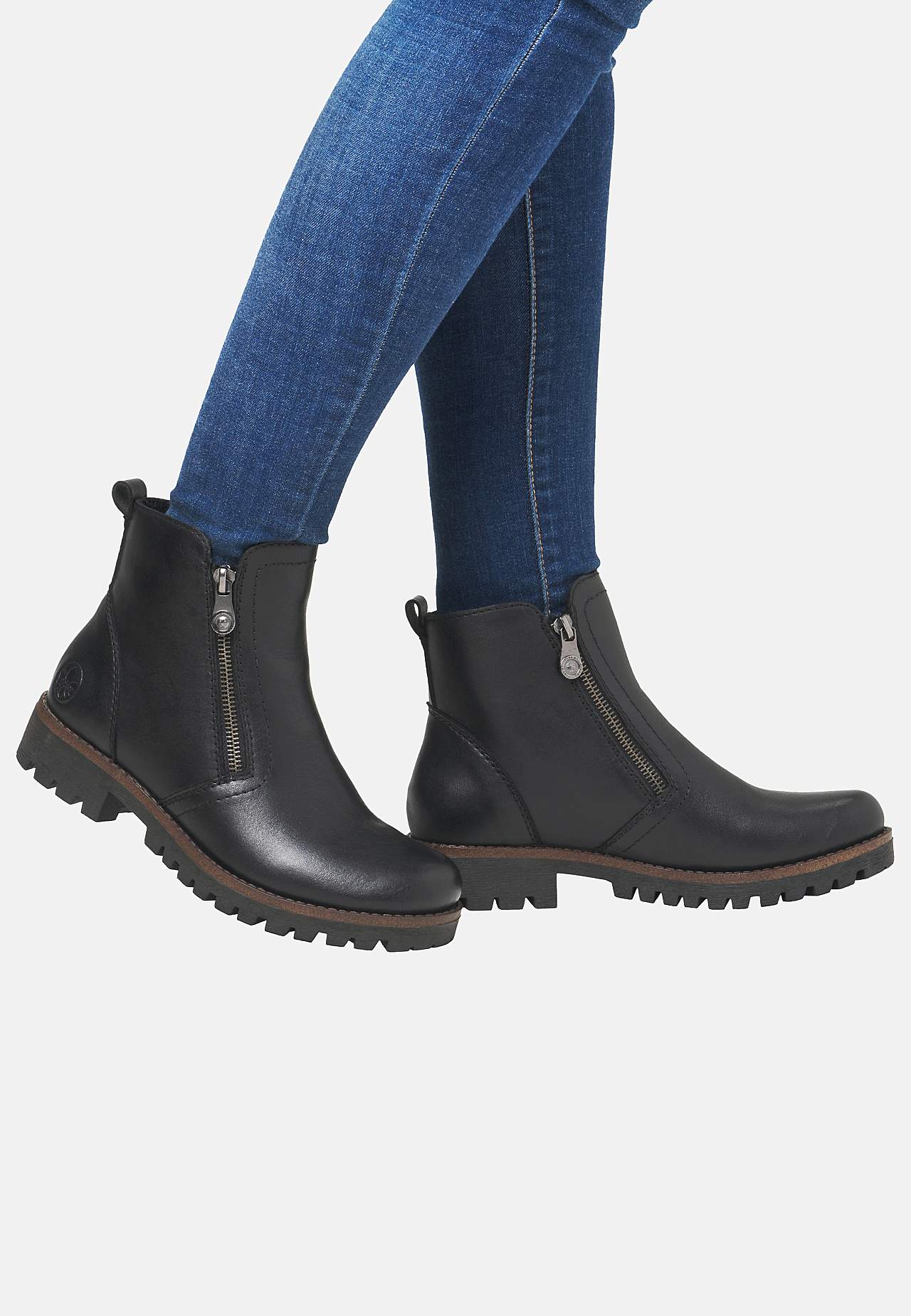 Nahkakenkä kaksinkertaisilla vetoketjuilla