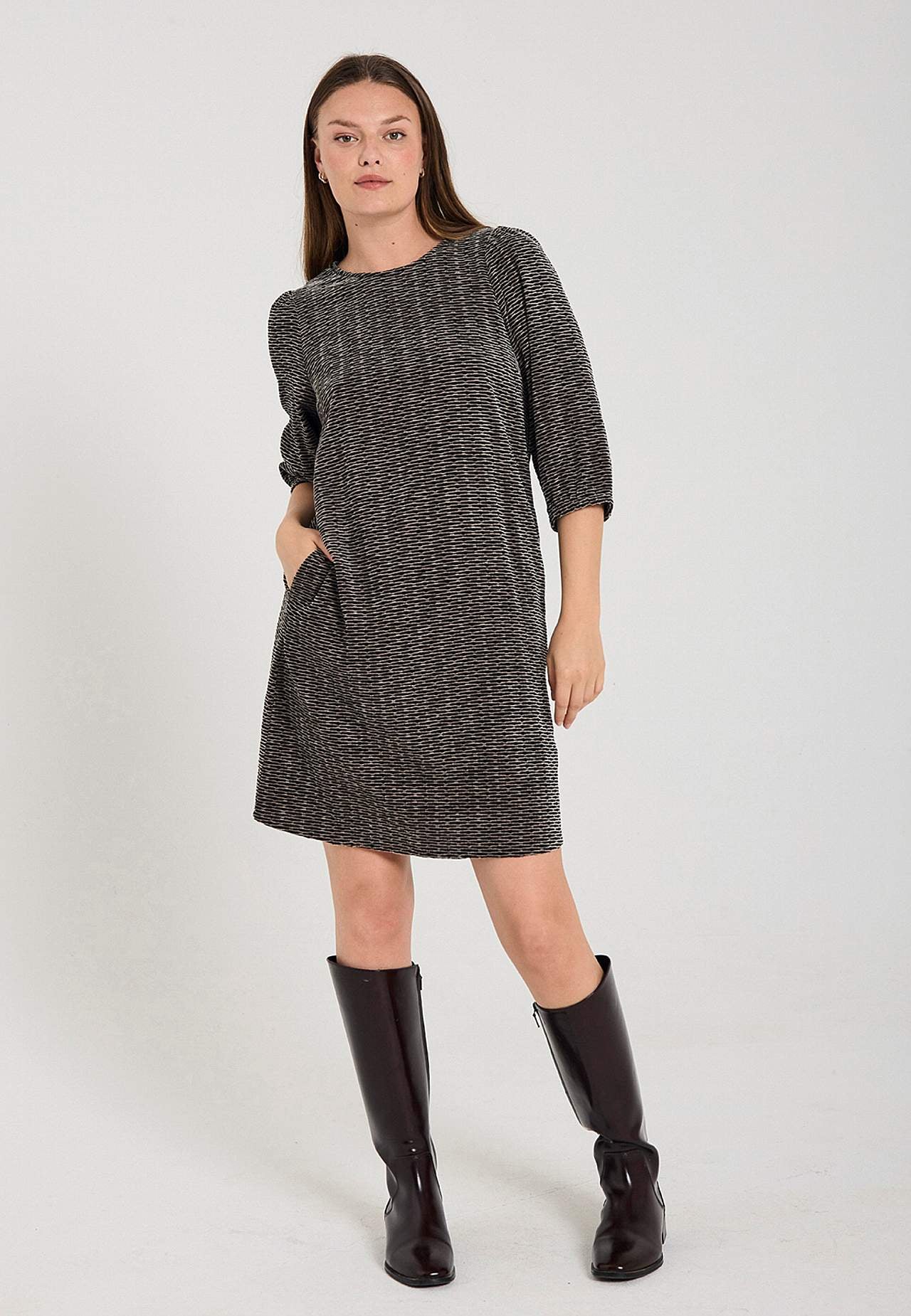 Jacquard-neuloksinen mekko taskuilla