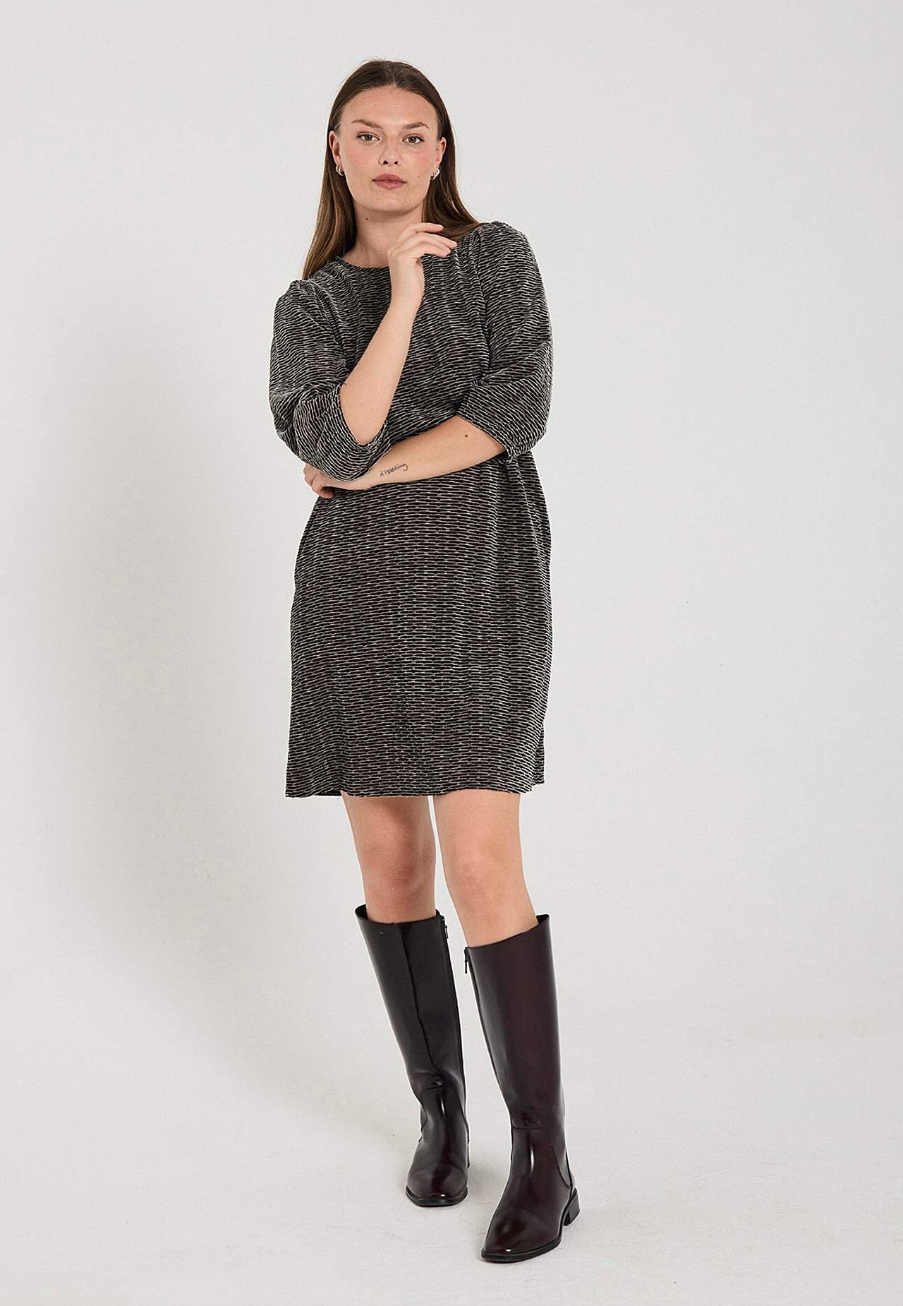 Jacquard-neuloksinen mekko taskuilla