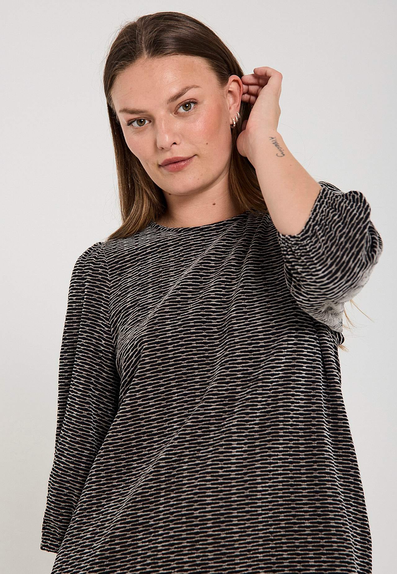 Jacquard-neuloksinen mekko taskuilla