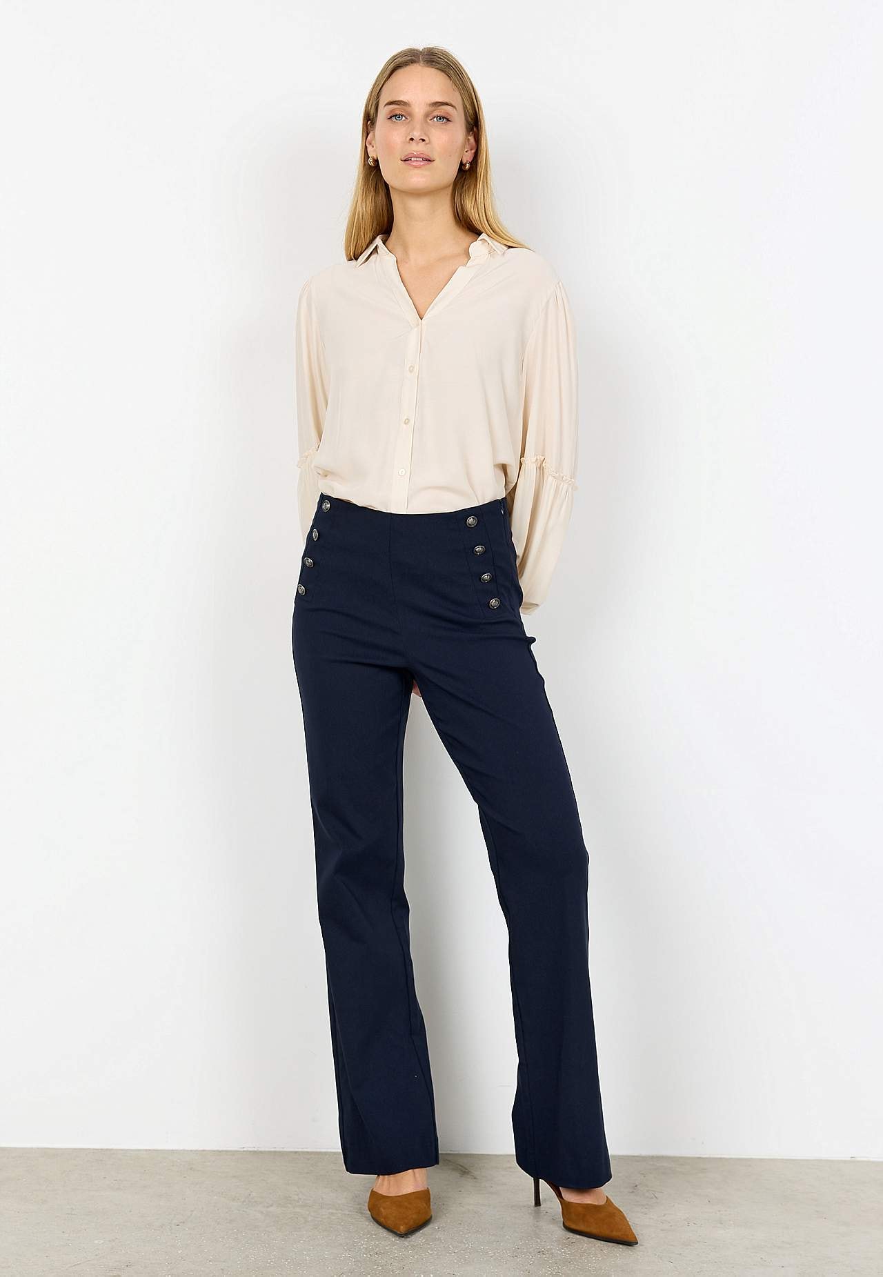 Housut bengaliinista koristeellisilla napeilla