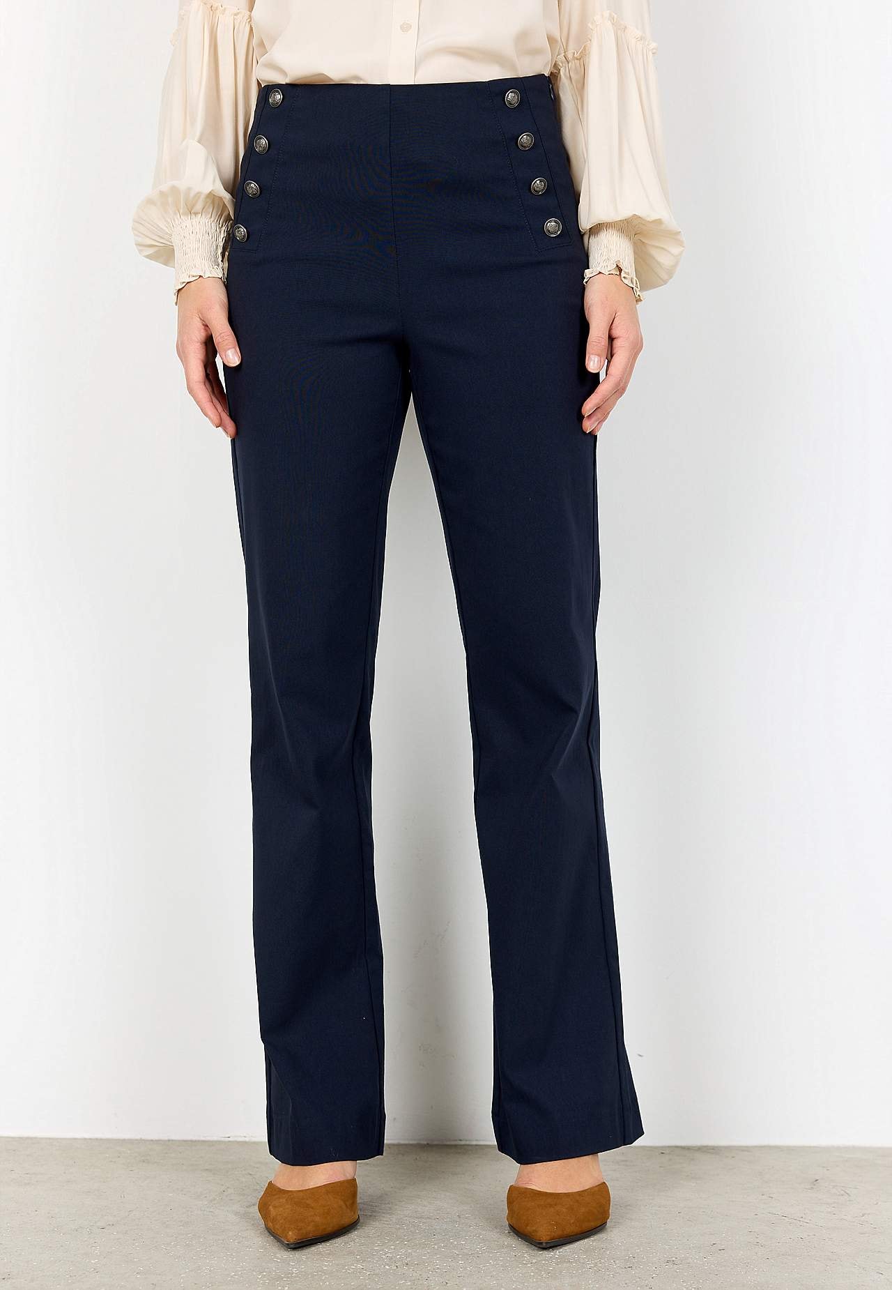 Housut bengaliinista koristeellisilla napeilla