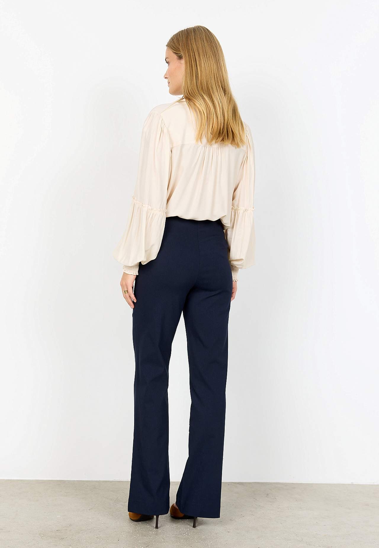 Housut bengaliinista koristeellisilla napeilla