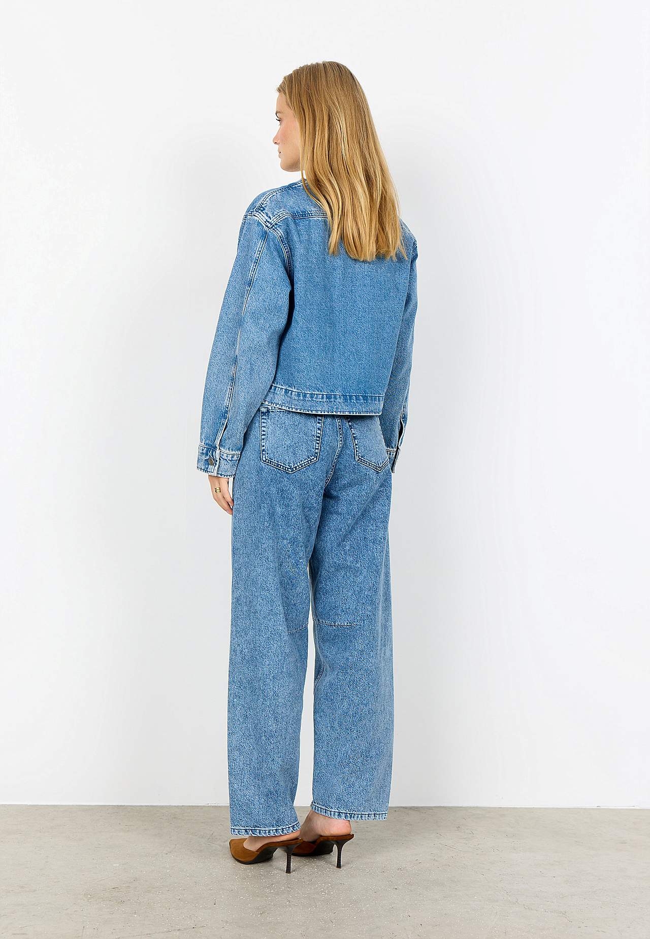 Farkkutakki pyöristetyllä pääntiellä