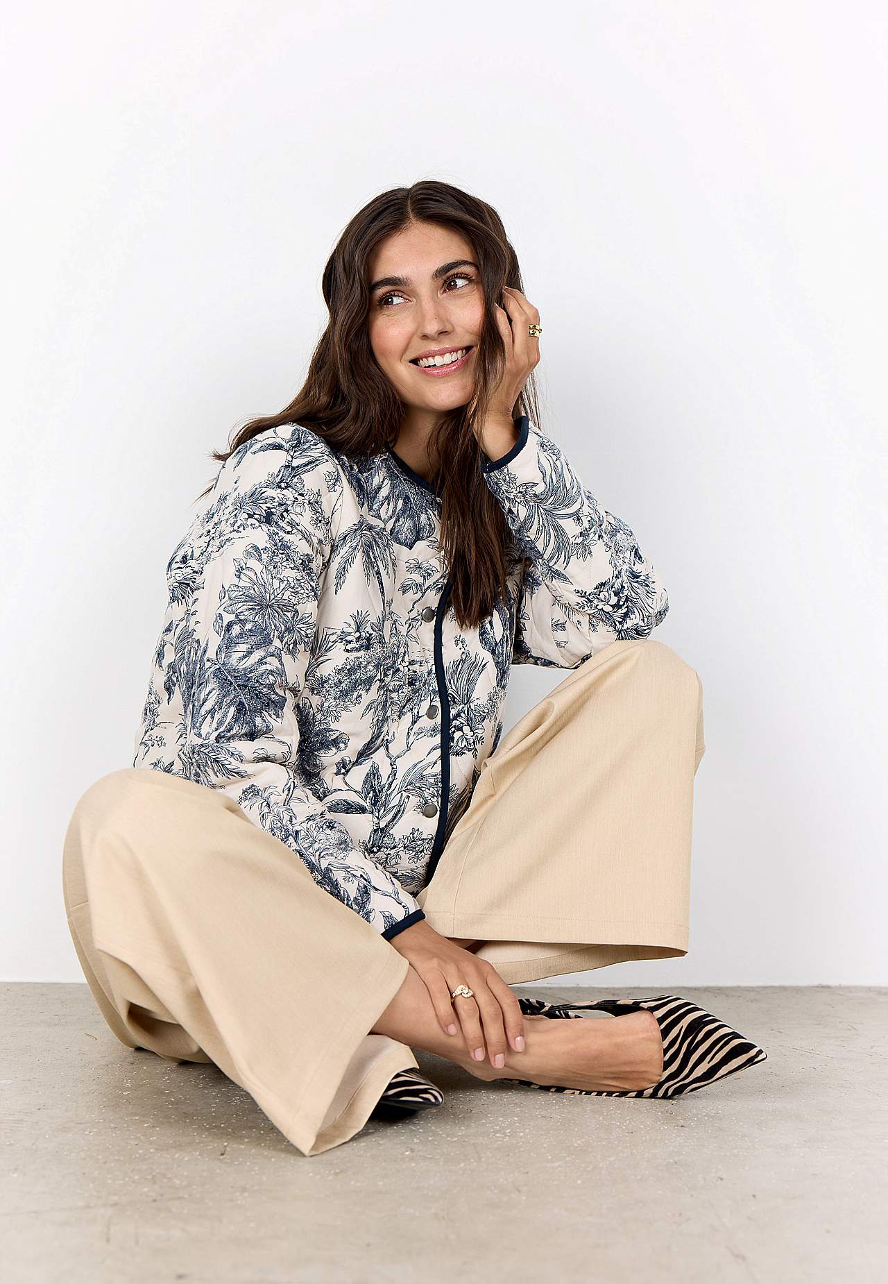 Kaksipuolinen, tikattu takki