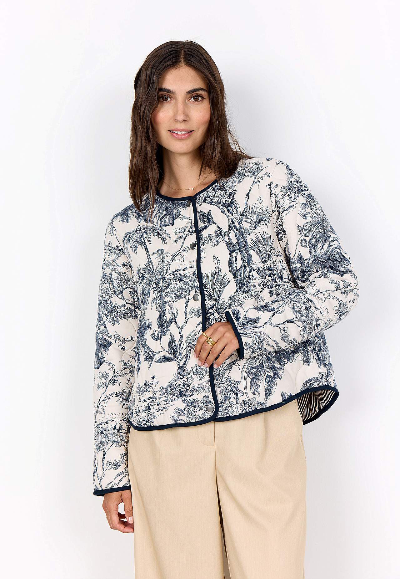 Kaksipuolinen, tikattu takki