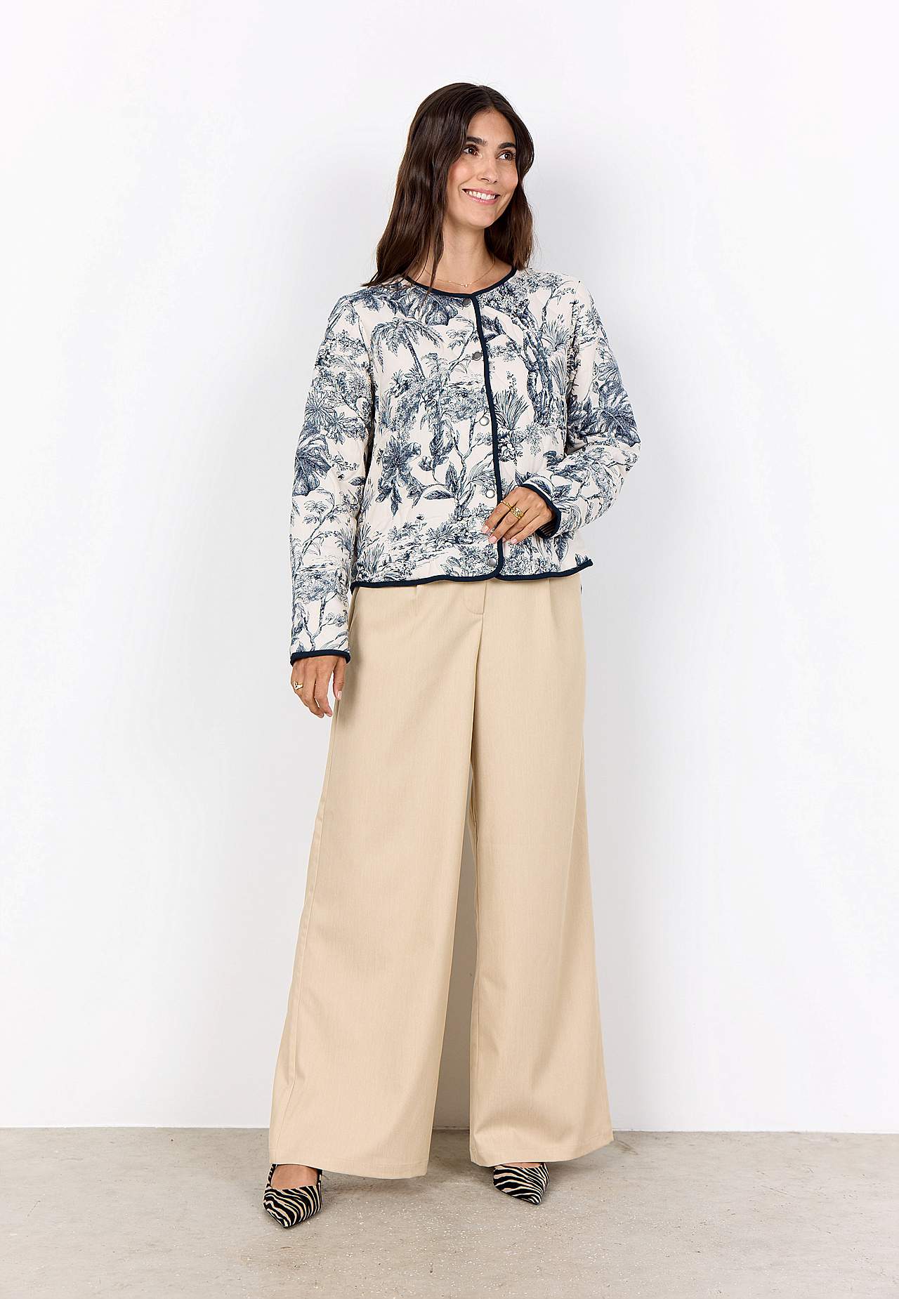 Kaksipuolinen, tikattu takki