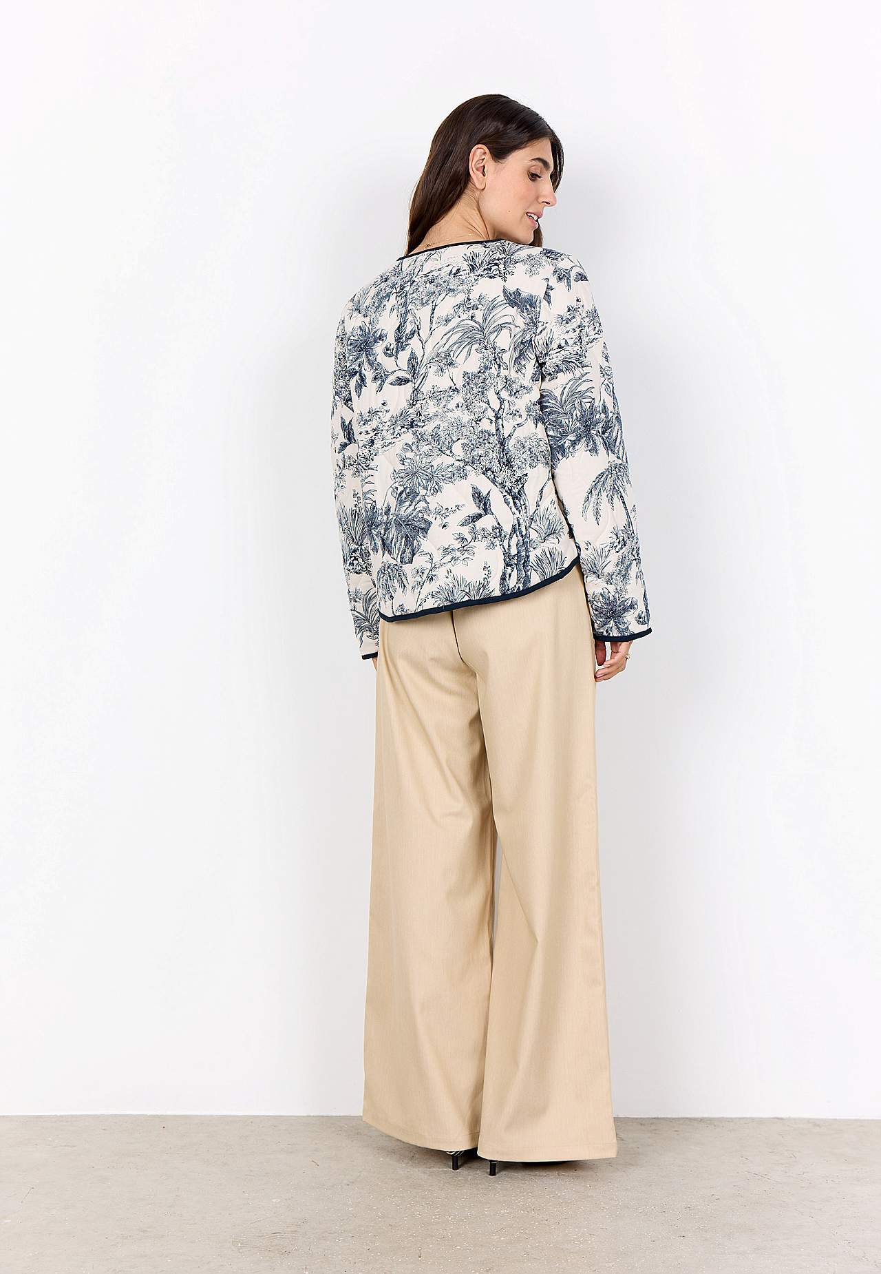 Kaksipuolinen, tikattu takki