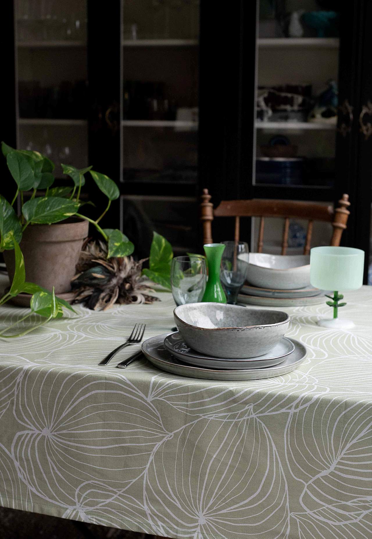 Lehtikuvioinen, puhdas pöytäliina