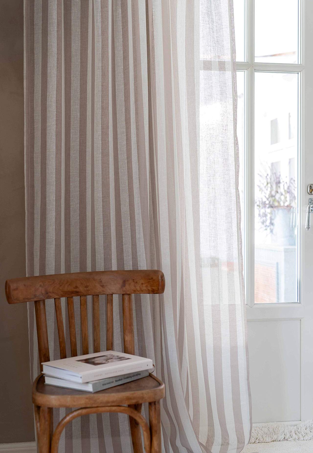 Läpikuultava monitoimiverho raidoilla 2 kpl/pakkaus