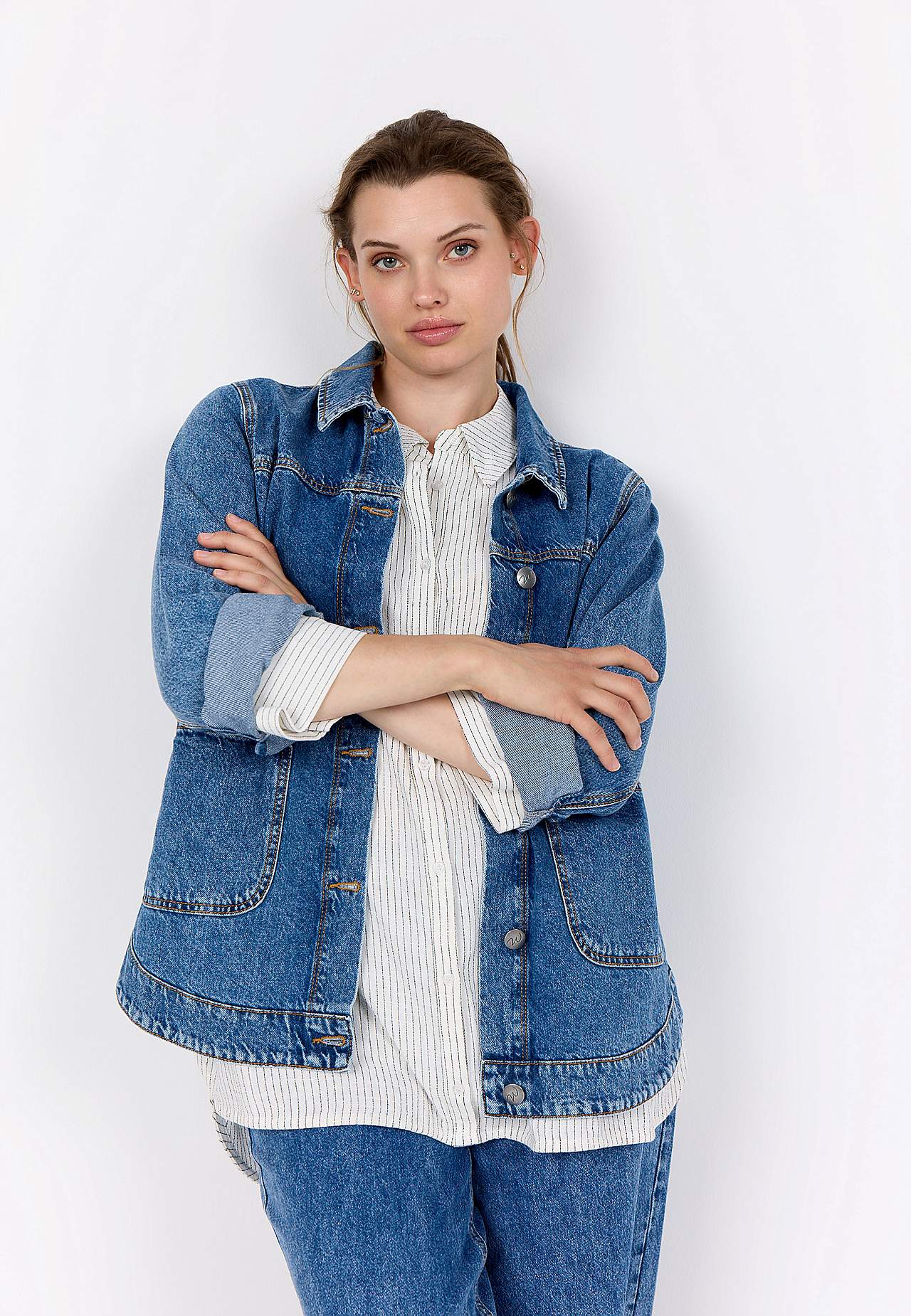 Pitkä farkkutakki suurilla etutaskuilla