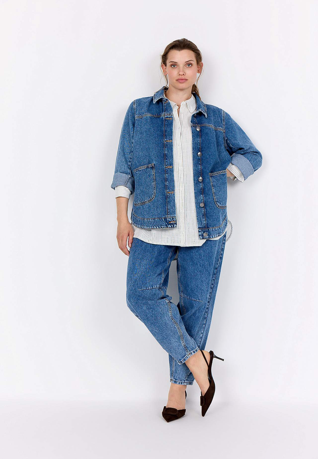 Pitkä farkkutakki suurilla etutaskuilla