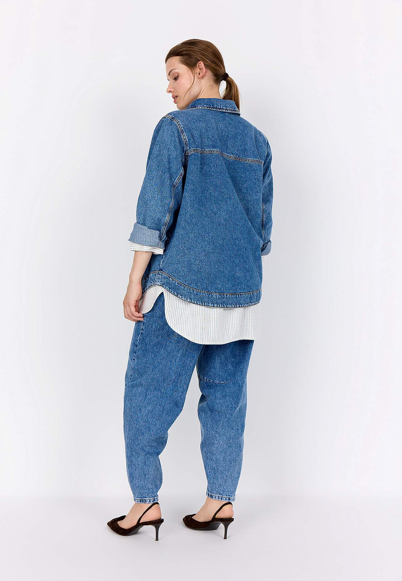 Pitkä farkkutakki suurilla etutaskuilla