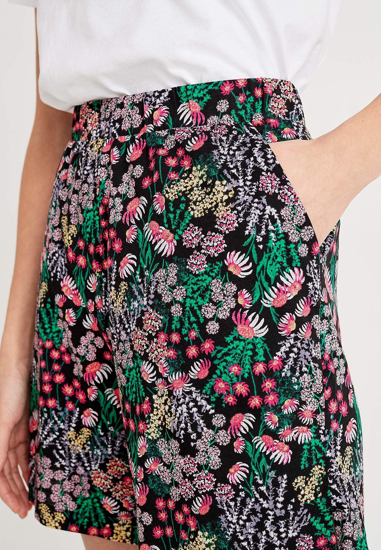 Kuviolliset shortsit trikoosta Mia