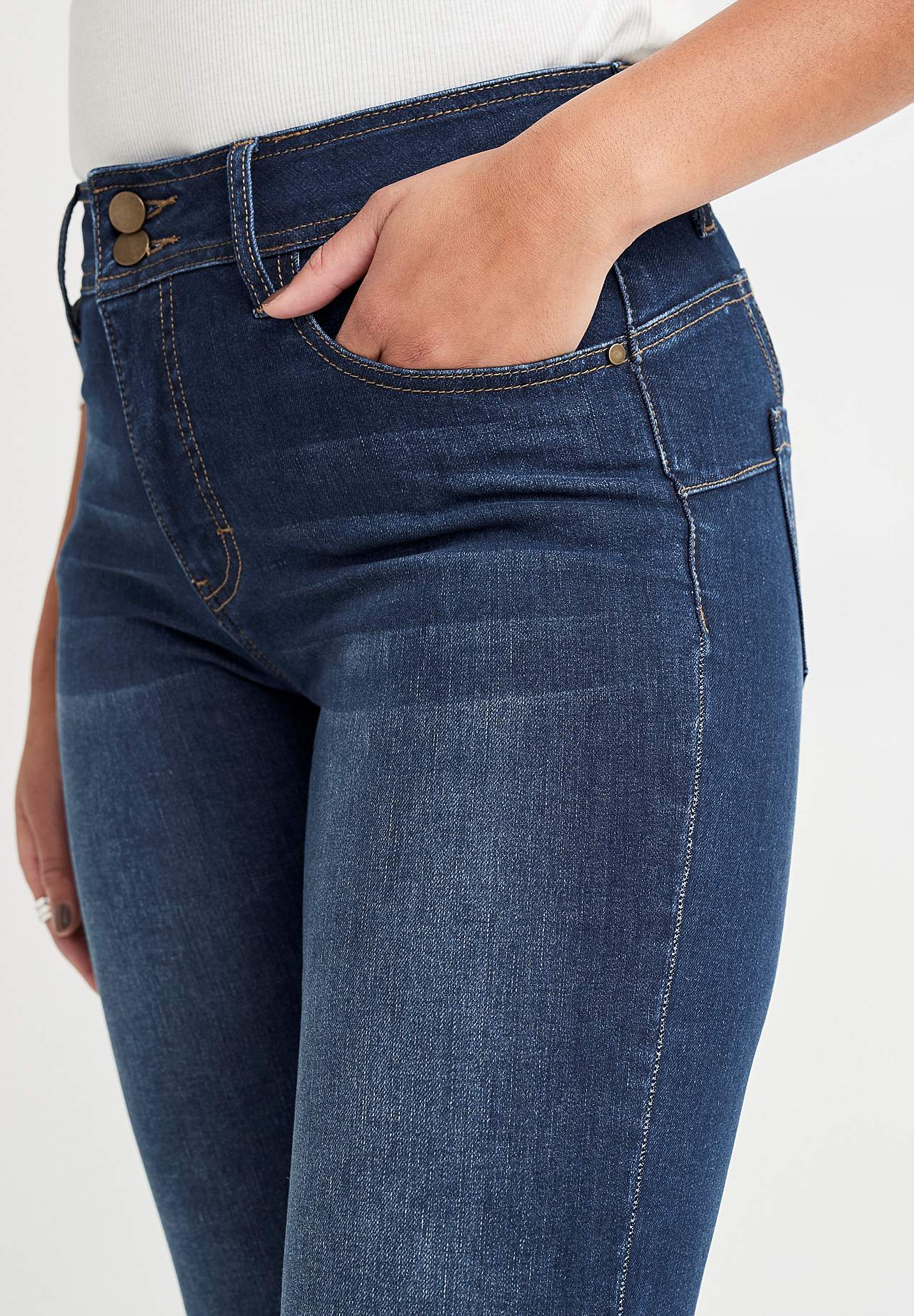 Erittäin joustavat muotoilevat farkut bootcut-lahkeella