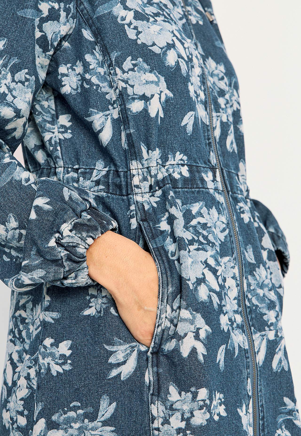 Kuvioitu parka denimistä