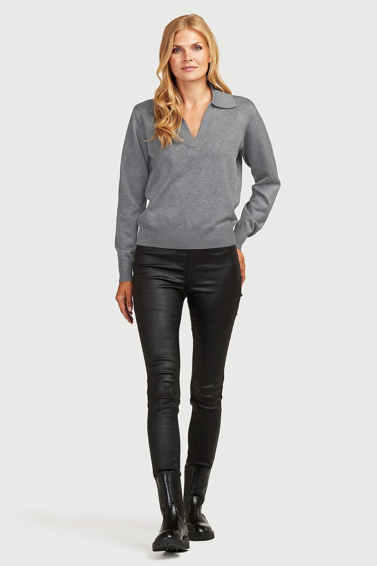 Pehmeä, neulottu pusero kauluksella