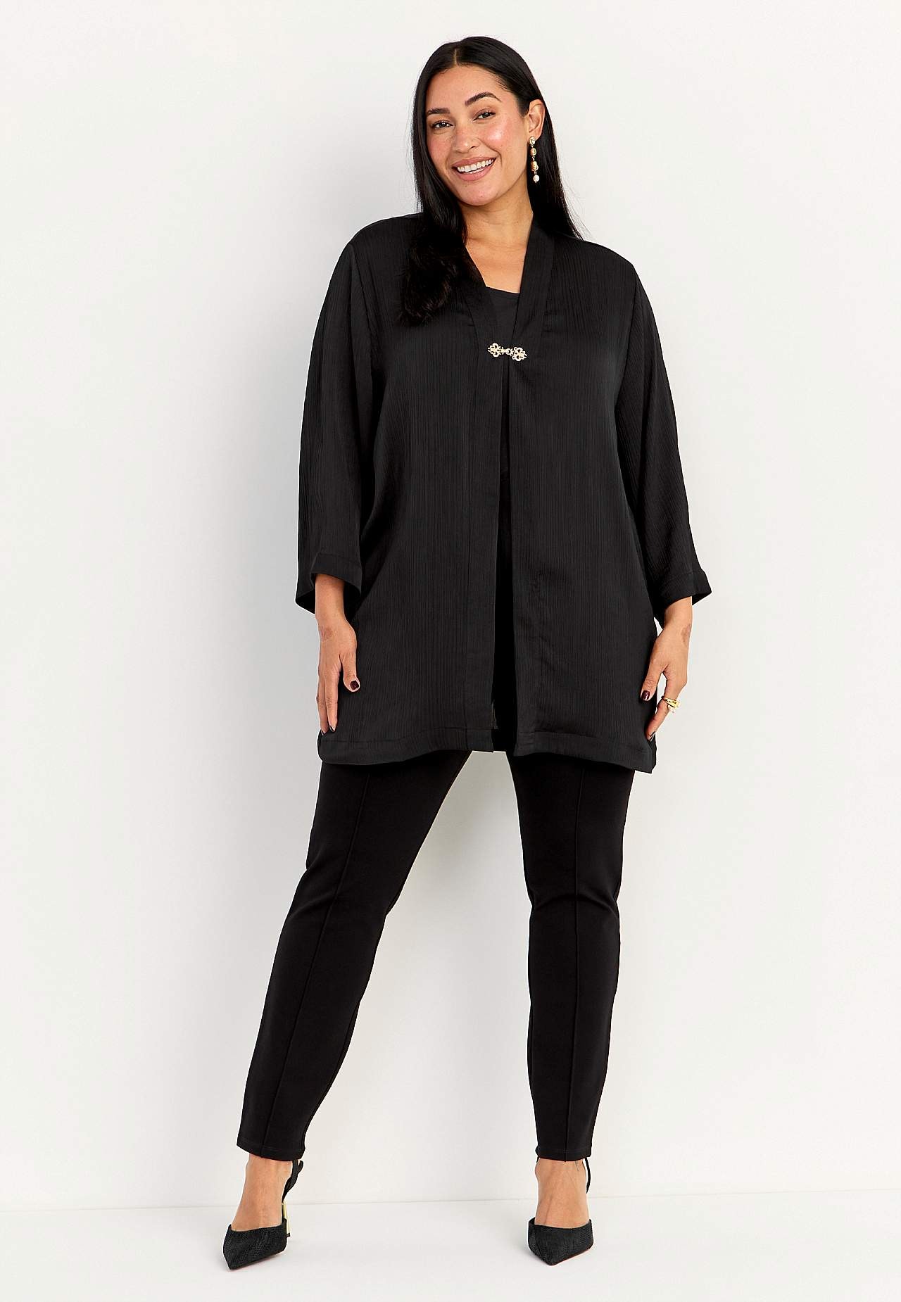 Avoin juhlatunika kultaisella soljella